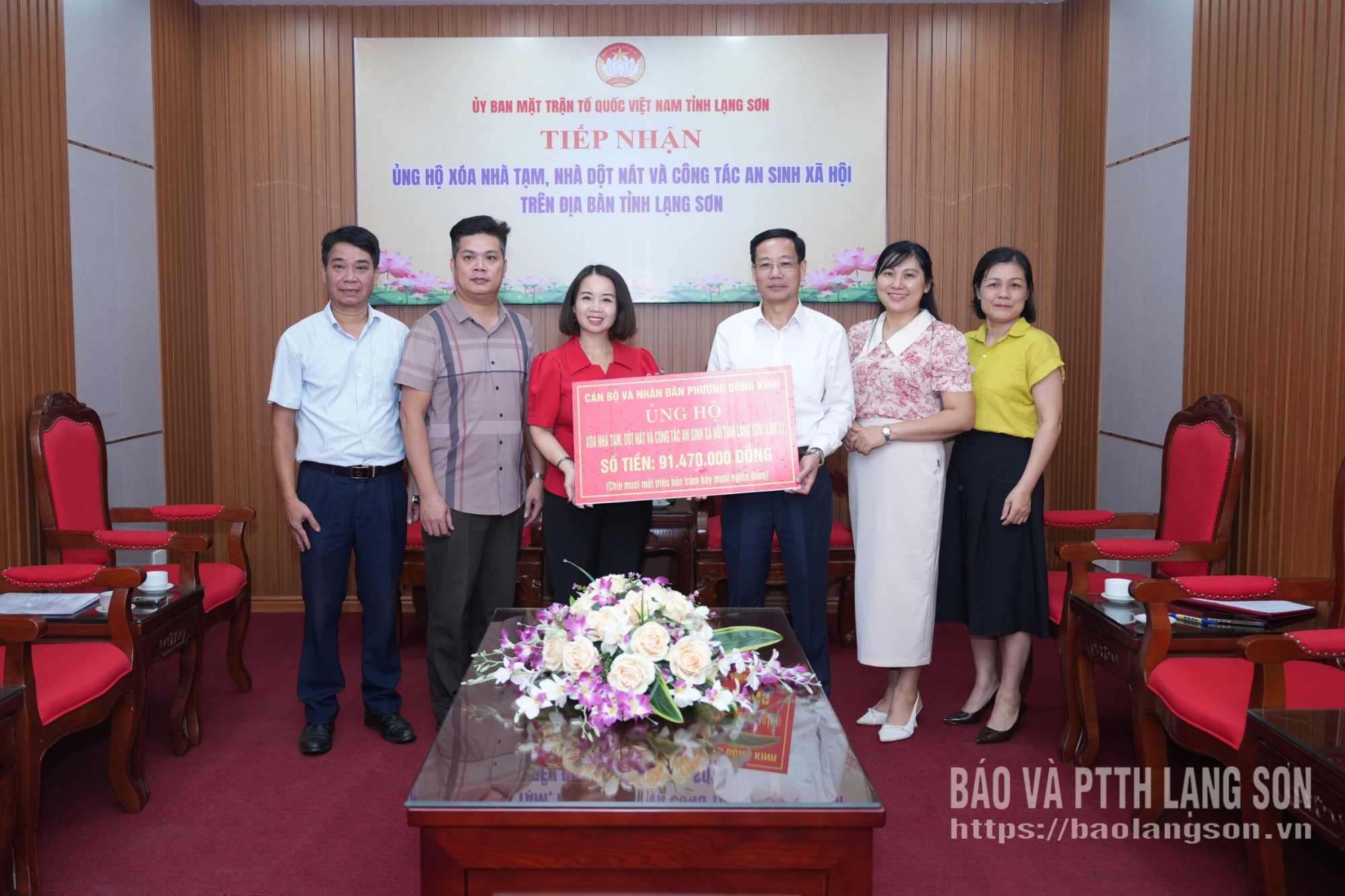 Đoàn công tác của phường Đông Kinh trao kinh phí ủng hộ tại Ủy Ban MTTQ Việt Nam tỉnh