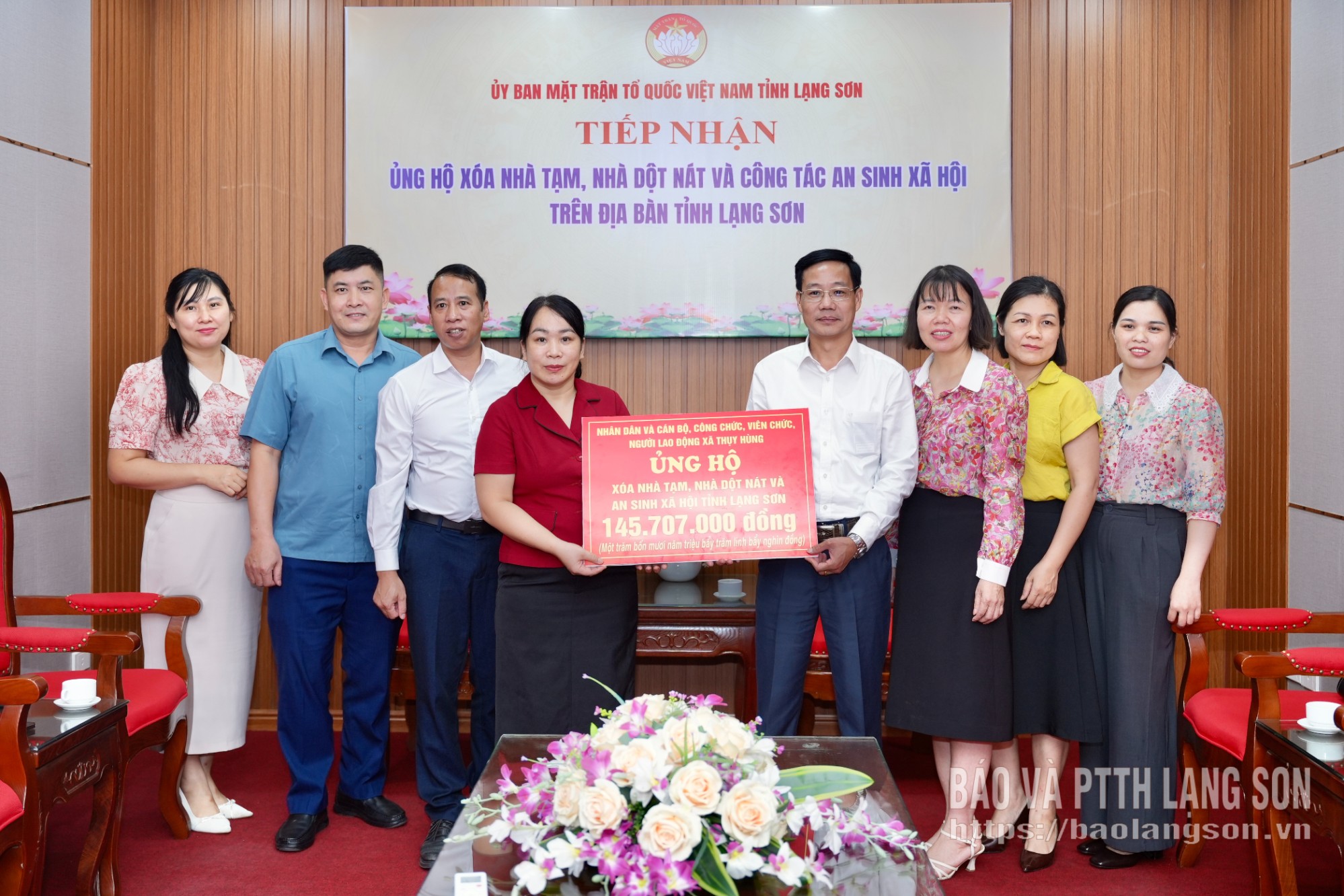 Lãnh đạo Ủy ban MTTQ Việt Nam tỉnh tiếp nhận kinh phí ủng hộ từ đoàn công tác xã Thụy Hùng