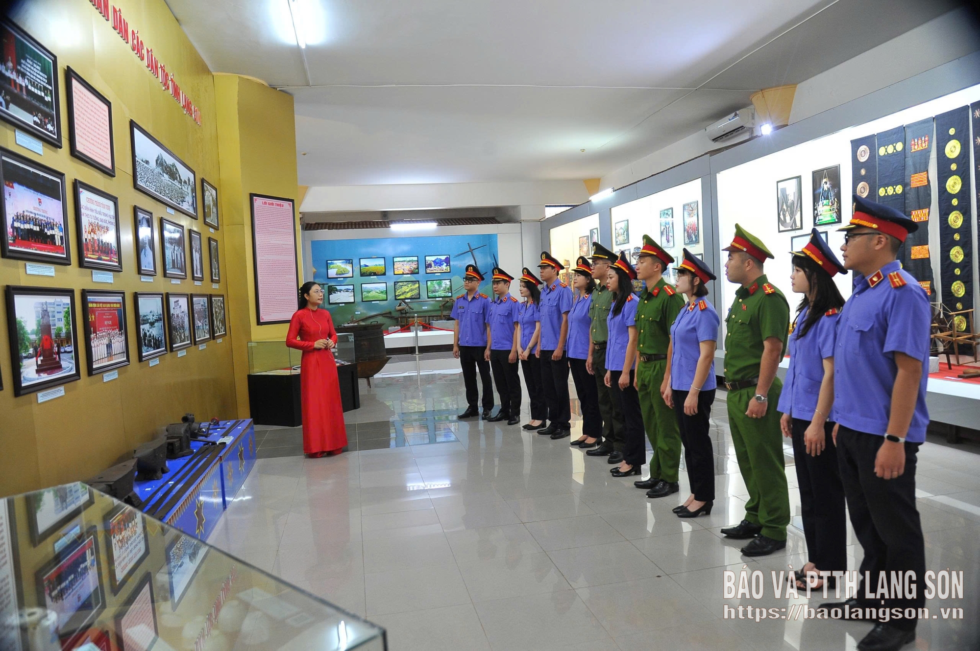 Cán bộ, công chức, đoàn viên trên địa bàn tỉnh nghe thuyết minh các hình ảnh, hiện vật về Bác Hồ tại Bảo tàng tỉnh