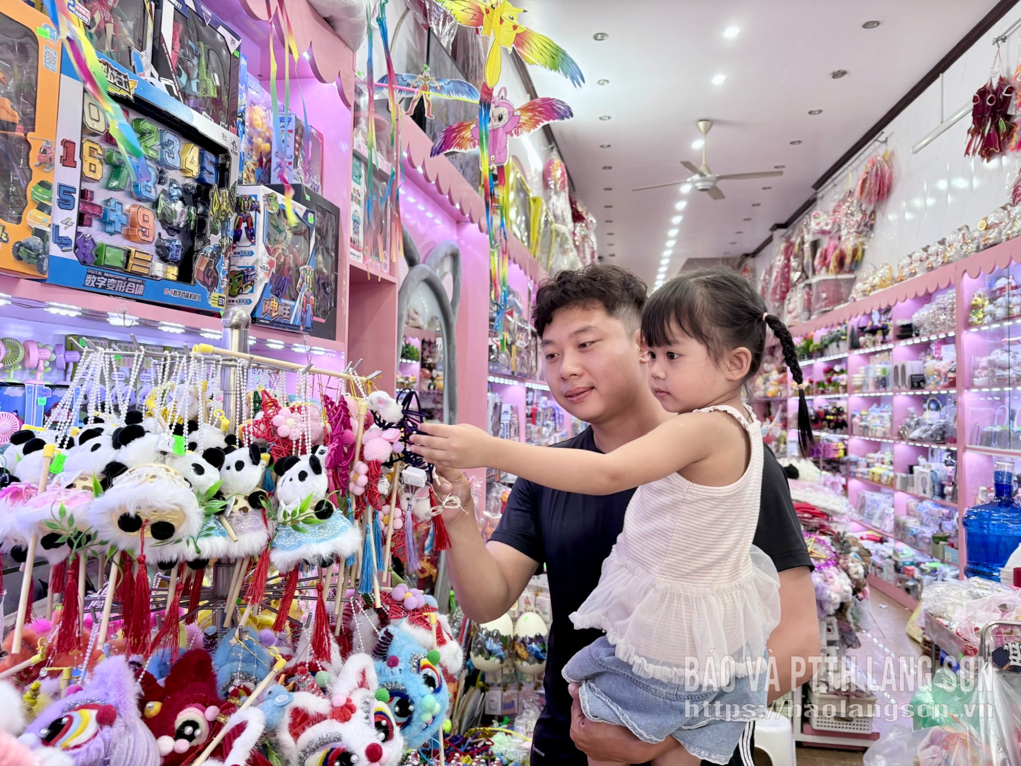 Khách hàng lựa chọn đồ chơi trung thu tại cửa hàng quà tặng Trang Linh, đường Lê Lợi, phường Đông Kinh