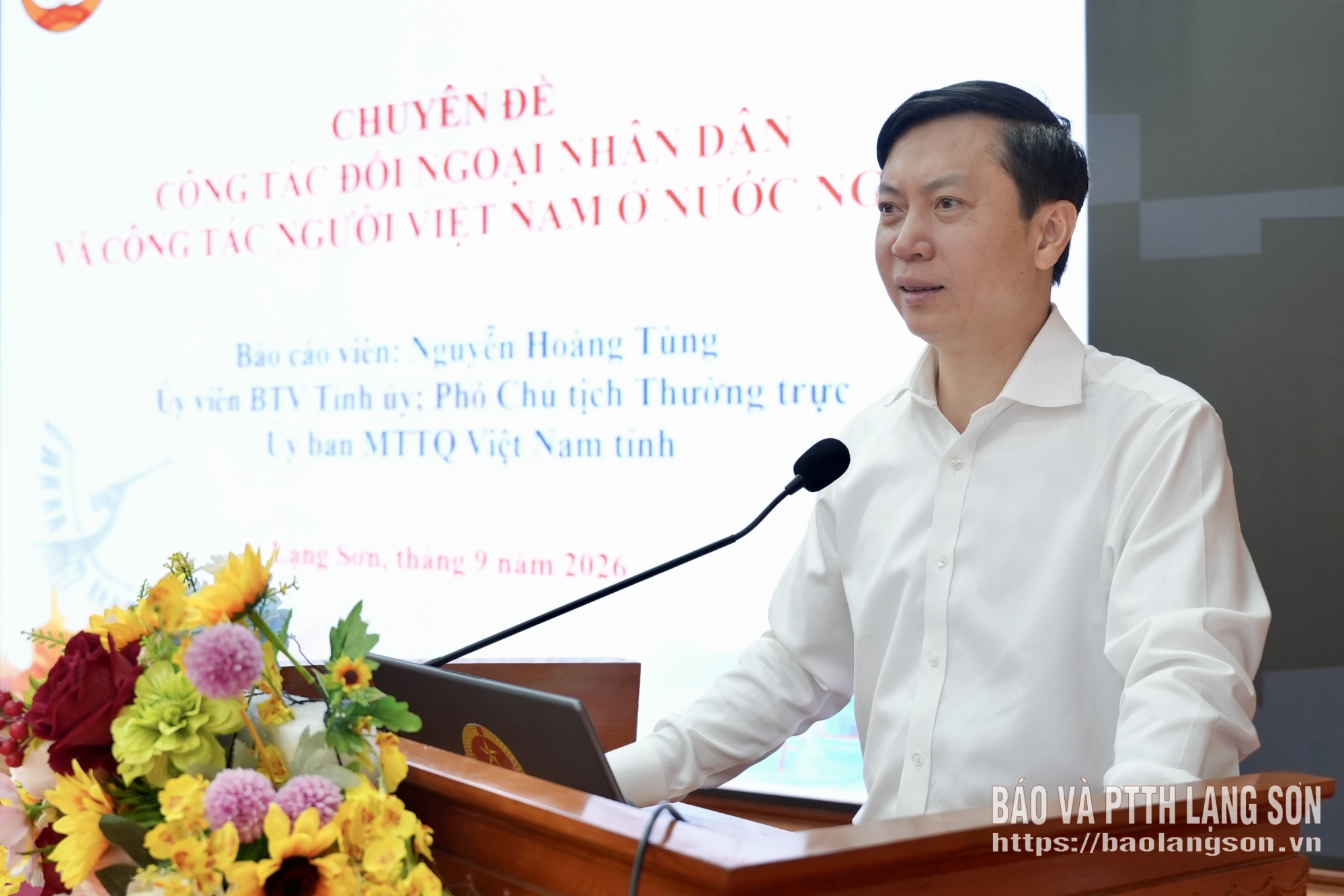 Đồng chí Nguyễn Hoàng Tùng, Uỷ viên Ban Thường vụ Tỉnh uỷ, Phó Chủ tịch thường trực Ủy ban MTTQ Việt Nam tỉnh truyền đạt nội dung tại hội nghị
