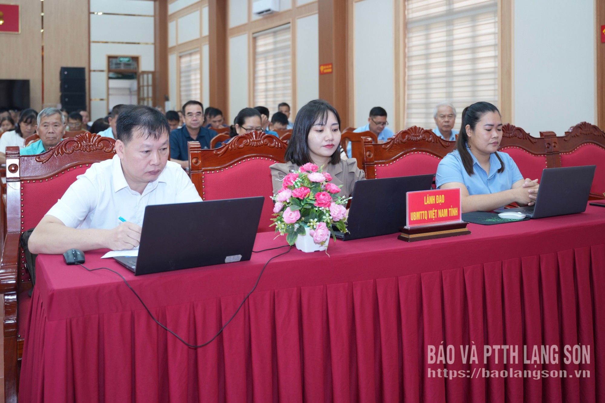 Các đại biểu tham dự hội nghị
