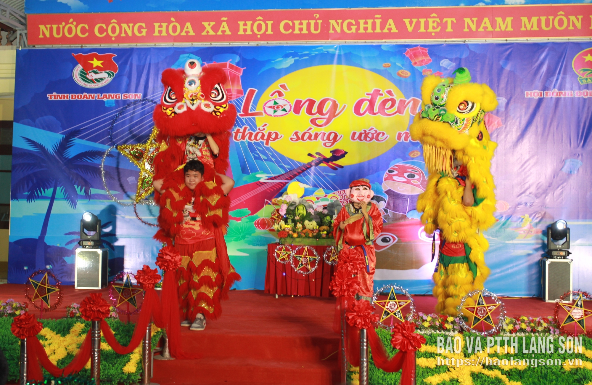 Tiết mục múa lân sư rồng của thiếu nhi xã Đồng Đăng