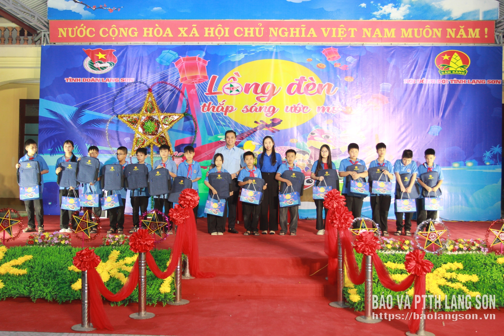 Trao quà trung thu cho 250 thiếu nhi xã Đồng Đăng