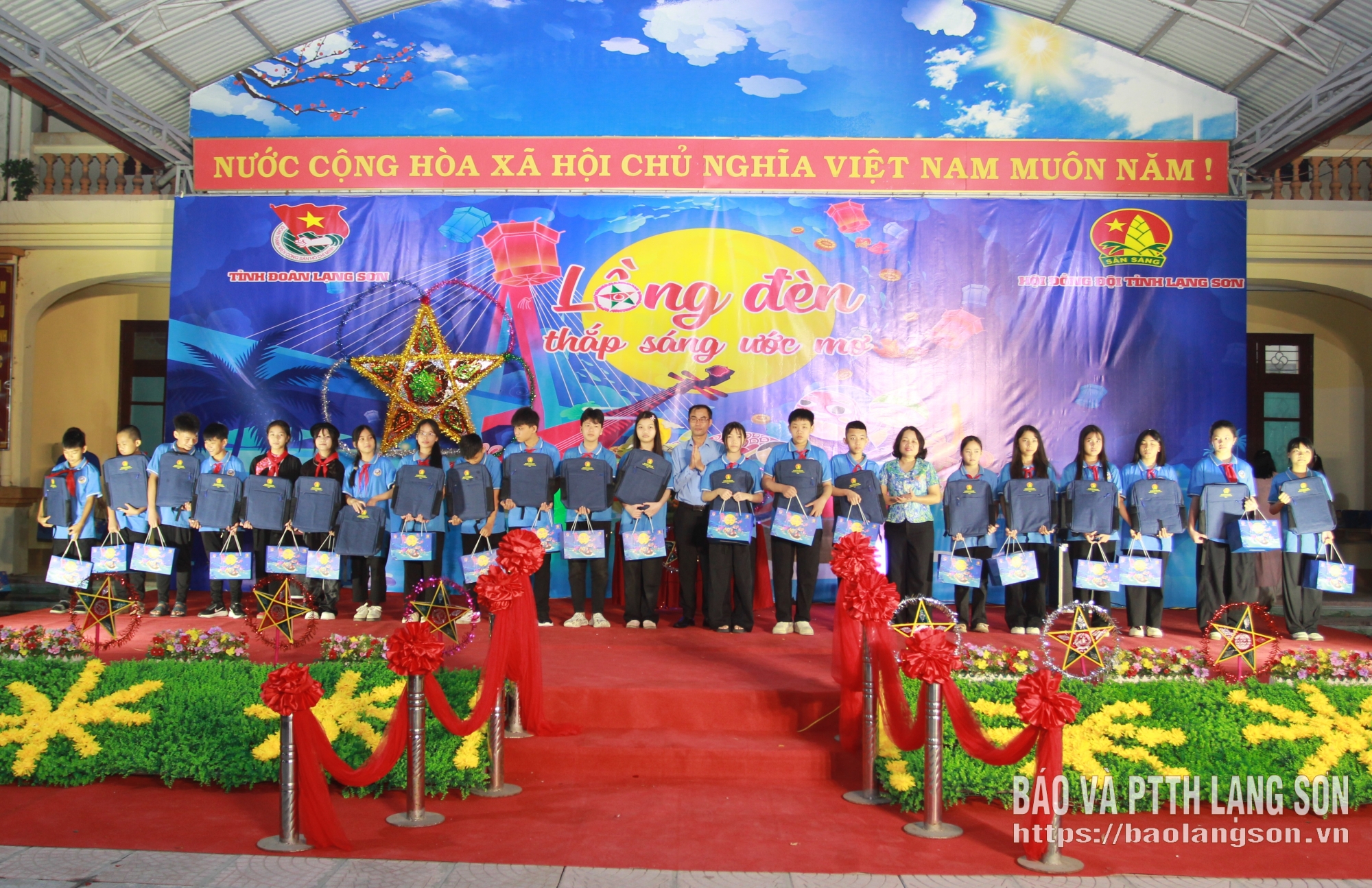 Ban tổ chức trao quà cho thiết nhi vượt khó học tốt, đạt thành tích cao trong học tập