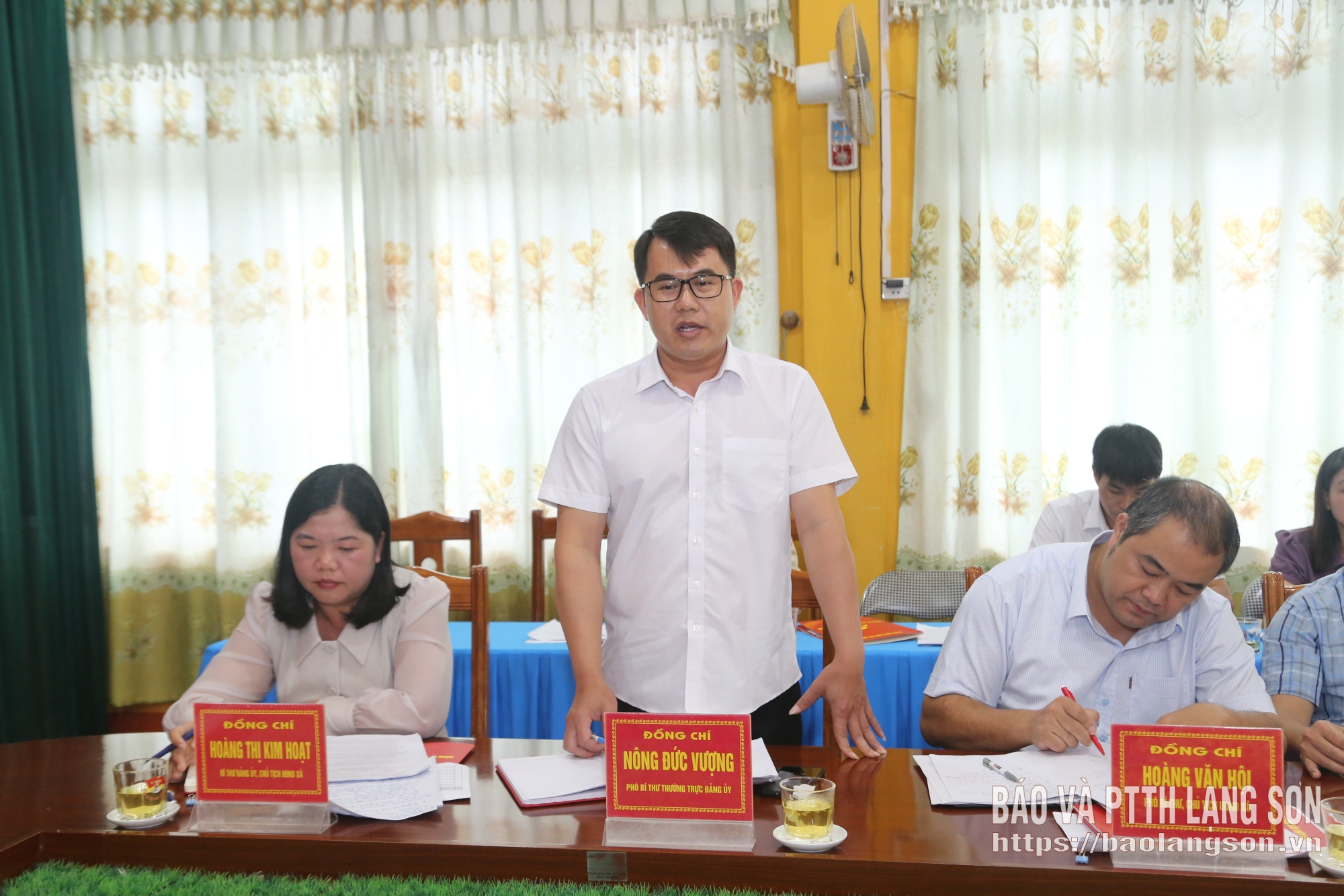 Phó Bí thư Đảng ủy xã báo cáo, làm rõ một số nội dung đoàn kiểm tra quan tâm