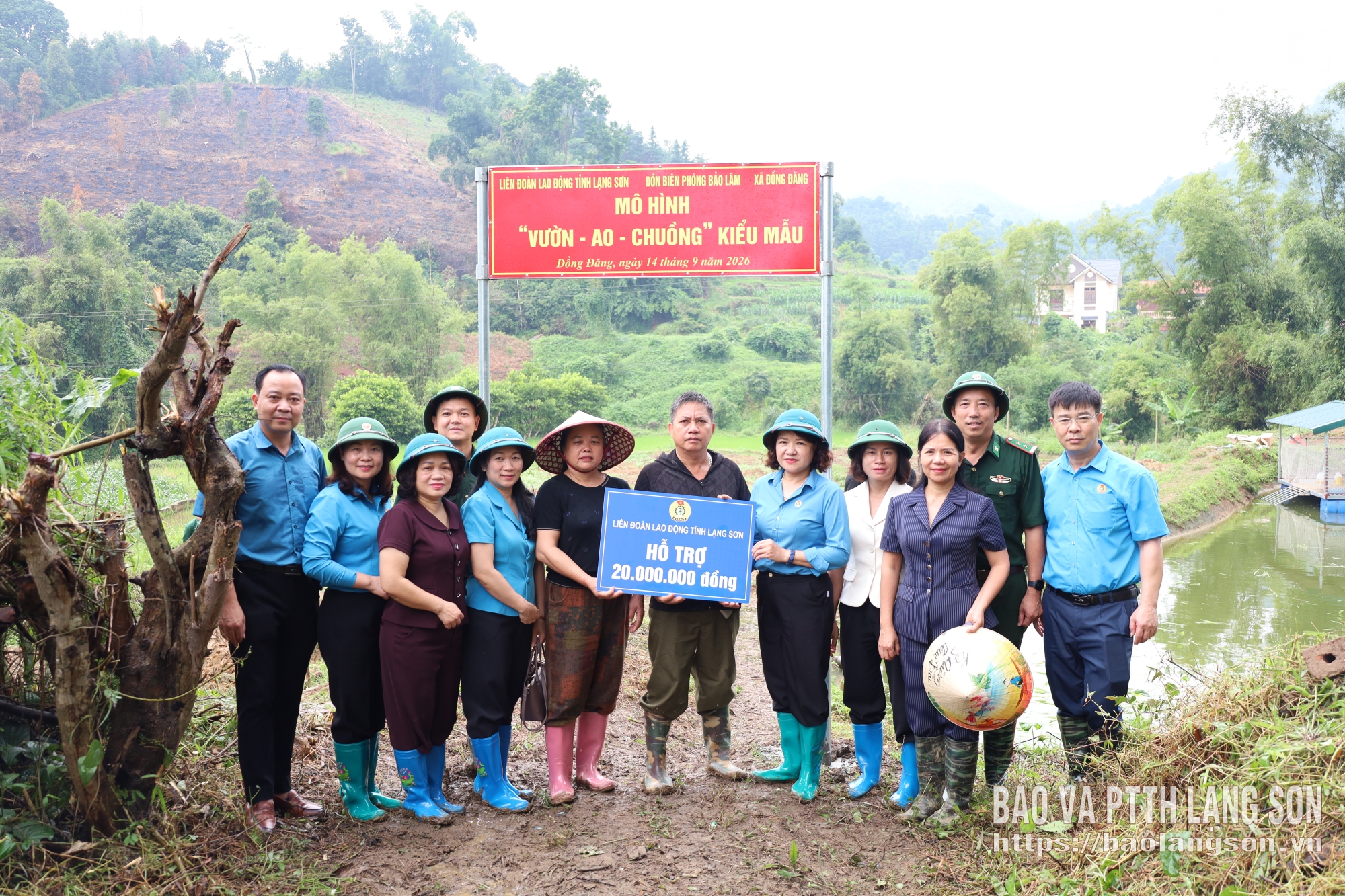 Đại diện Liên đoàn Lao động tỉnh trao kinh phí hỗ trợ mô hình phát triển kinh tế cho hộ dân tại xã Đồng Đăng