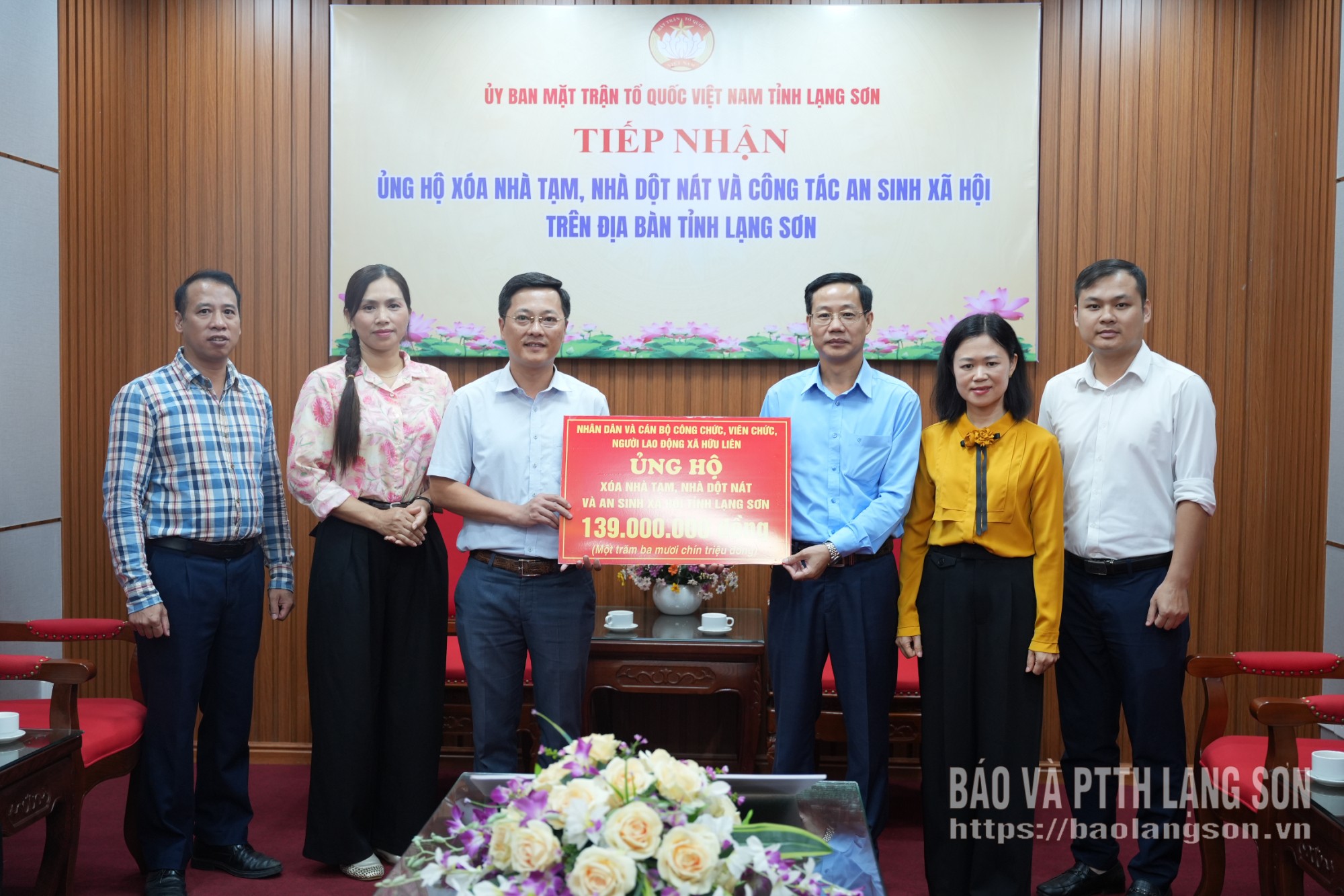 Đoàn công tác xã Hữu Liên trao kinh phí ủng hộ tại Ủy ban MTTQ Việt Nam tỉnh