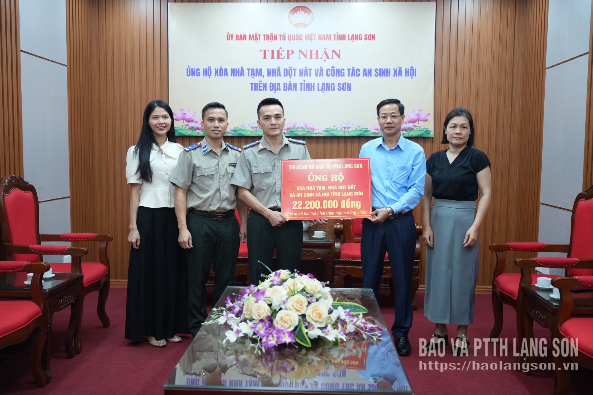 Đoàn công tác Thi hành án dân sự tỉnh trao kinh phí ủng hộ tại Ủy ban MTTQ Việt Nam tỉnh