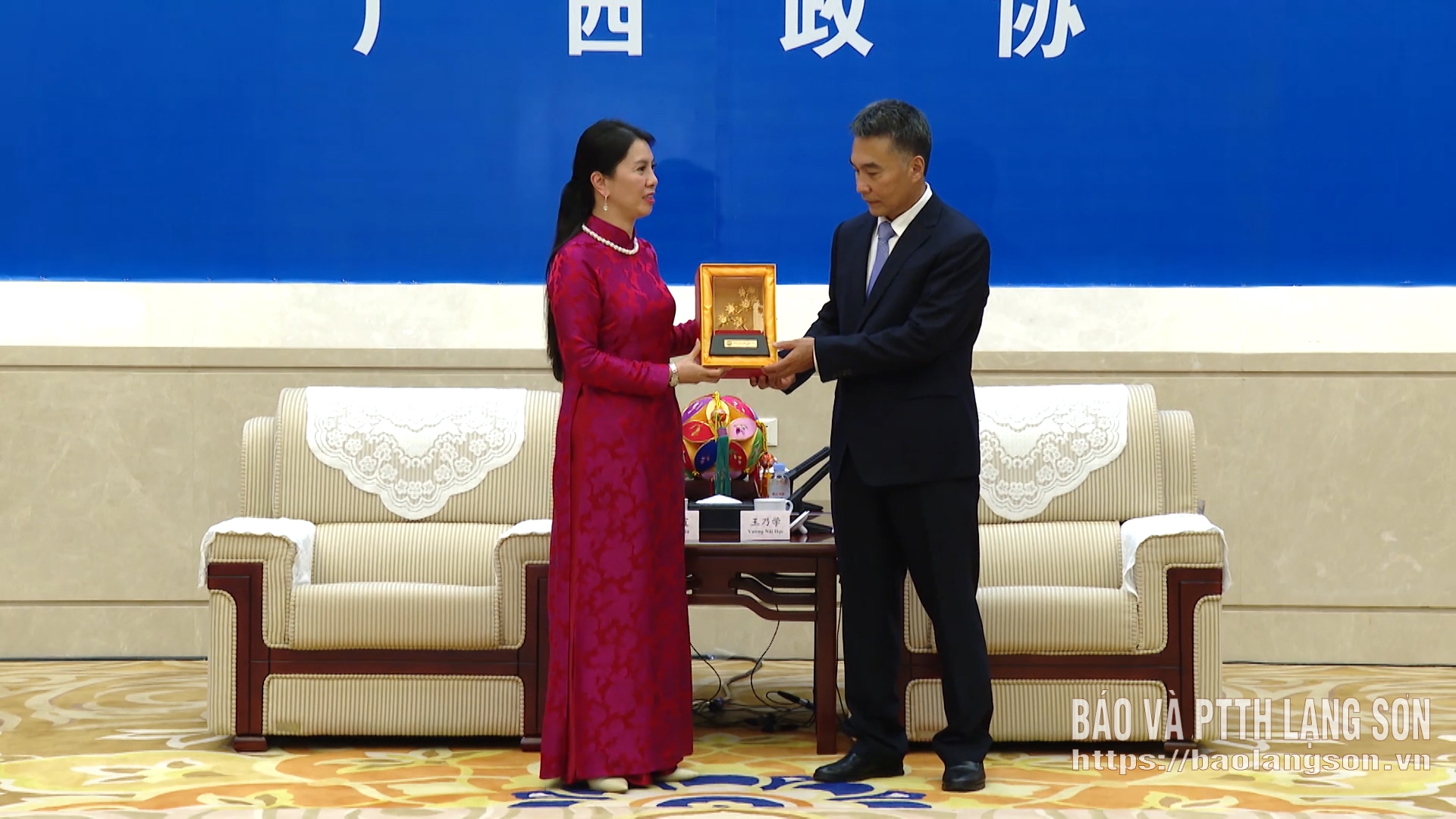 Đồng chí Đoàn Thu Hà - Phó Bí thư Tỉnh ủy, Trưởng Đoàn đại biểu Quốc hội tỉnh Lạng Sơn, Việt Nam tặng quà lưu niệm cho đồng chí Vương Nãi Học - Phó Chủ tịch Ủy ban Chính hiệp Khu tự trị dân tộc Choang Quảng Tây, Trung Quốc