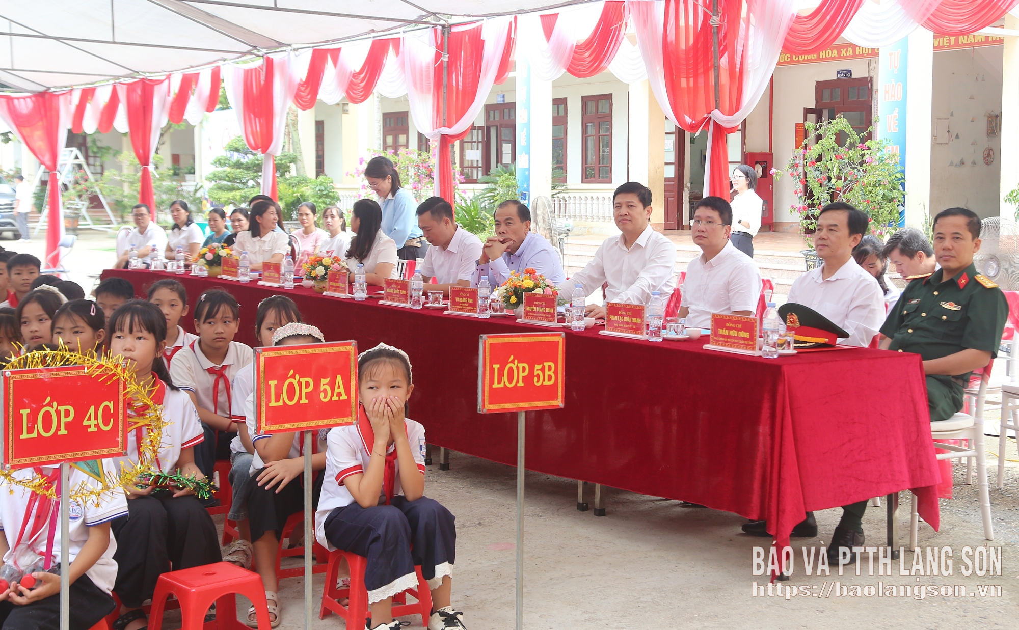 Đồng chí Phó Bí thư Tỉnh ủy và các đại biểu dự Tết Trung thu tại Trường Tiểu học và Trung học cơ sở Đề Thám