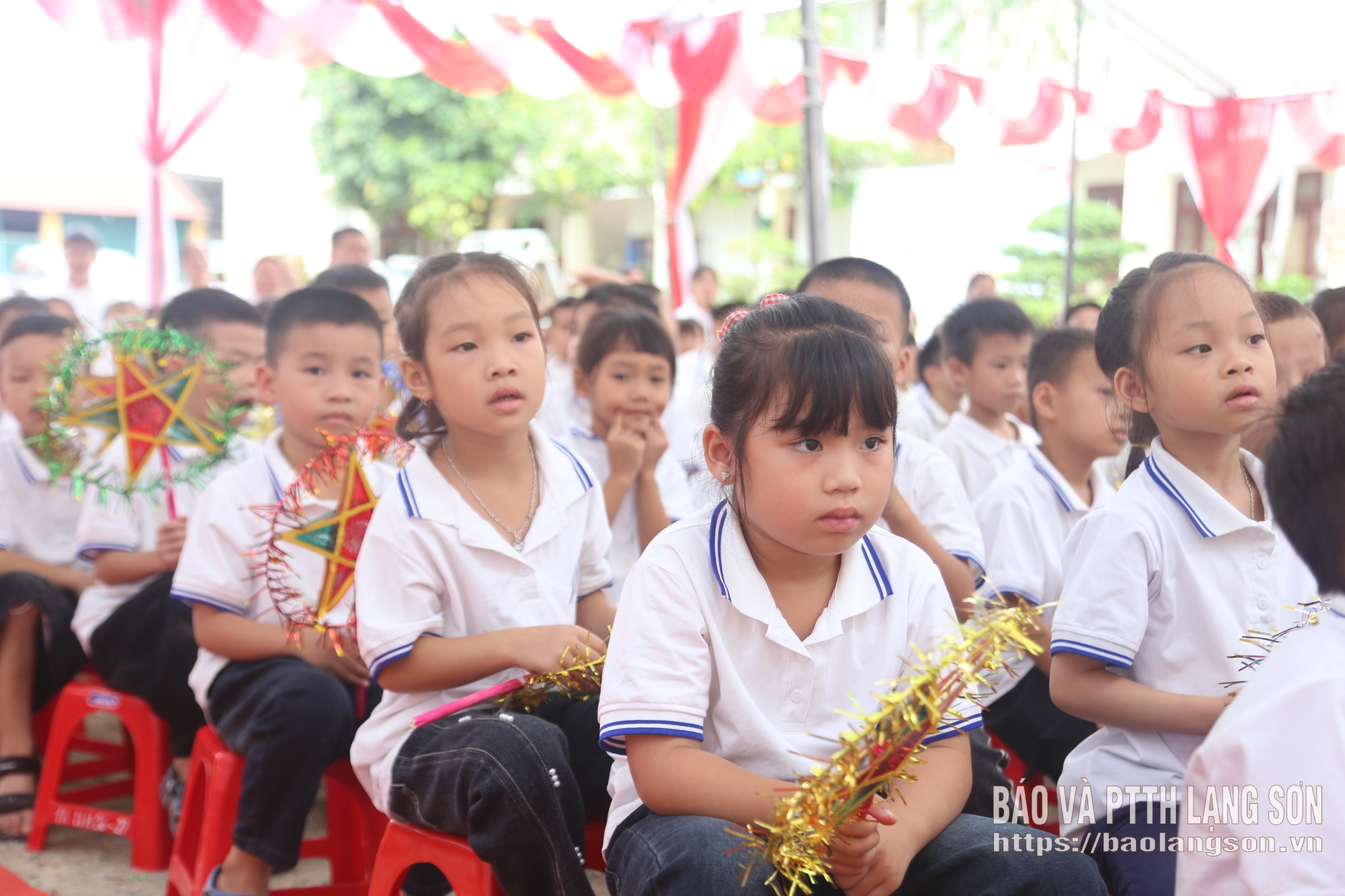 Các em học sinh Trường Tiểu học và Trung học cơ sở Đề thám dự Tết Trung thu tại trường