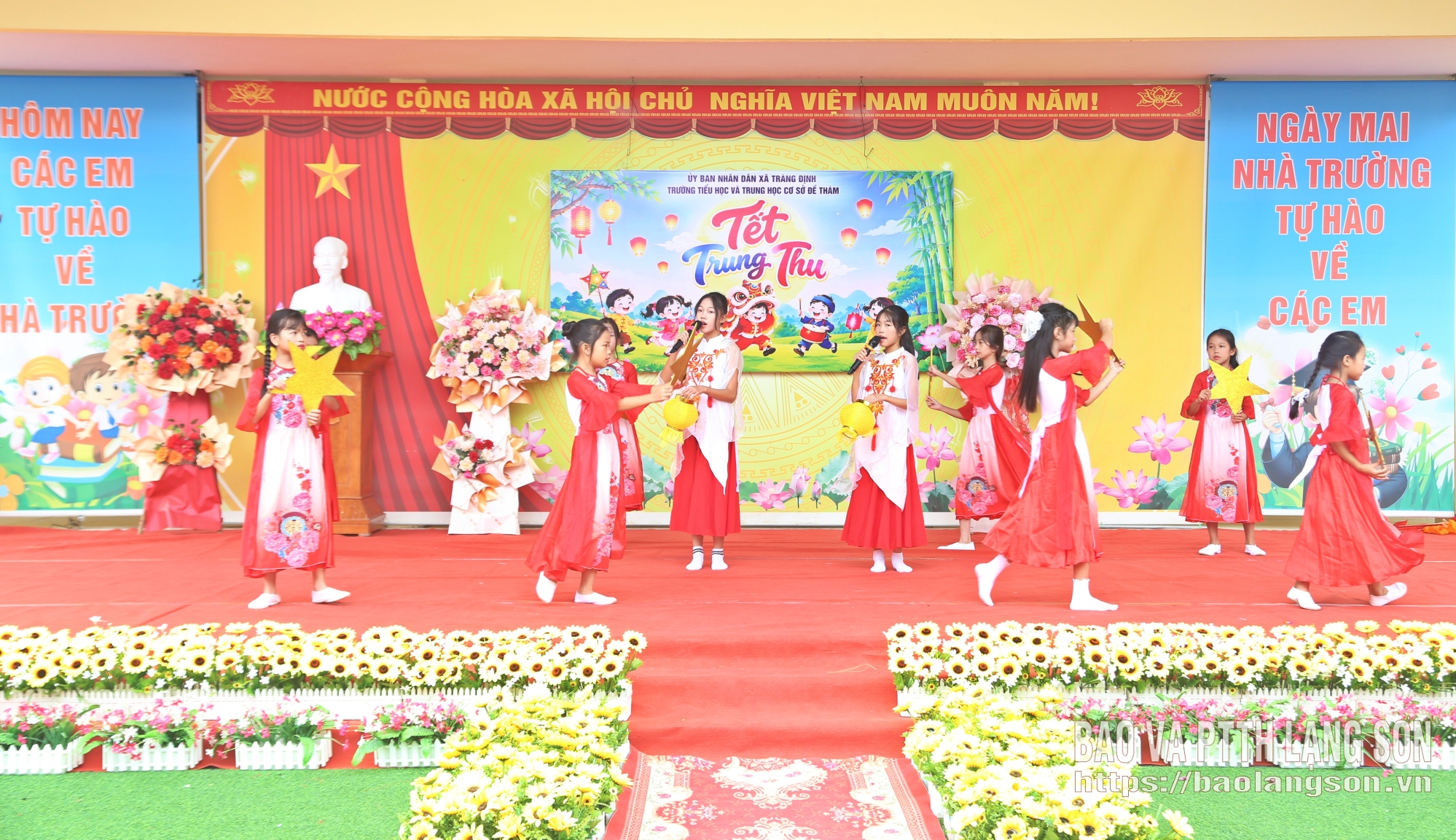 Học sinh Trường Tiểu học và Trung học cơ sở Đề thám biểu diễn văn nghệ vui Tết Trung thu