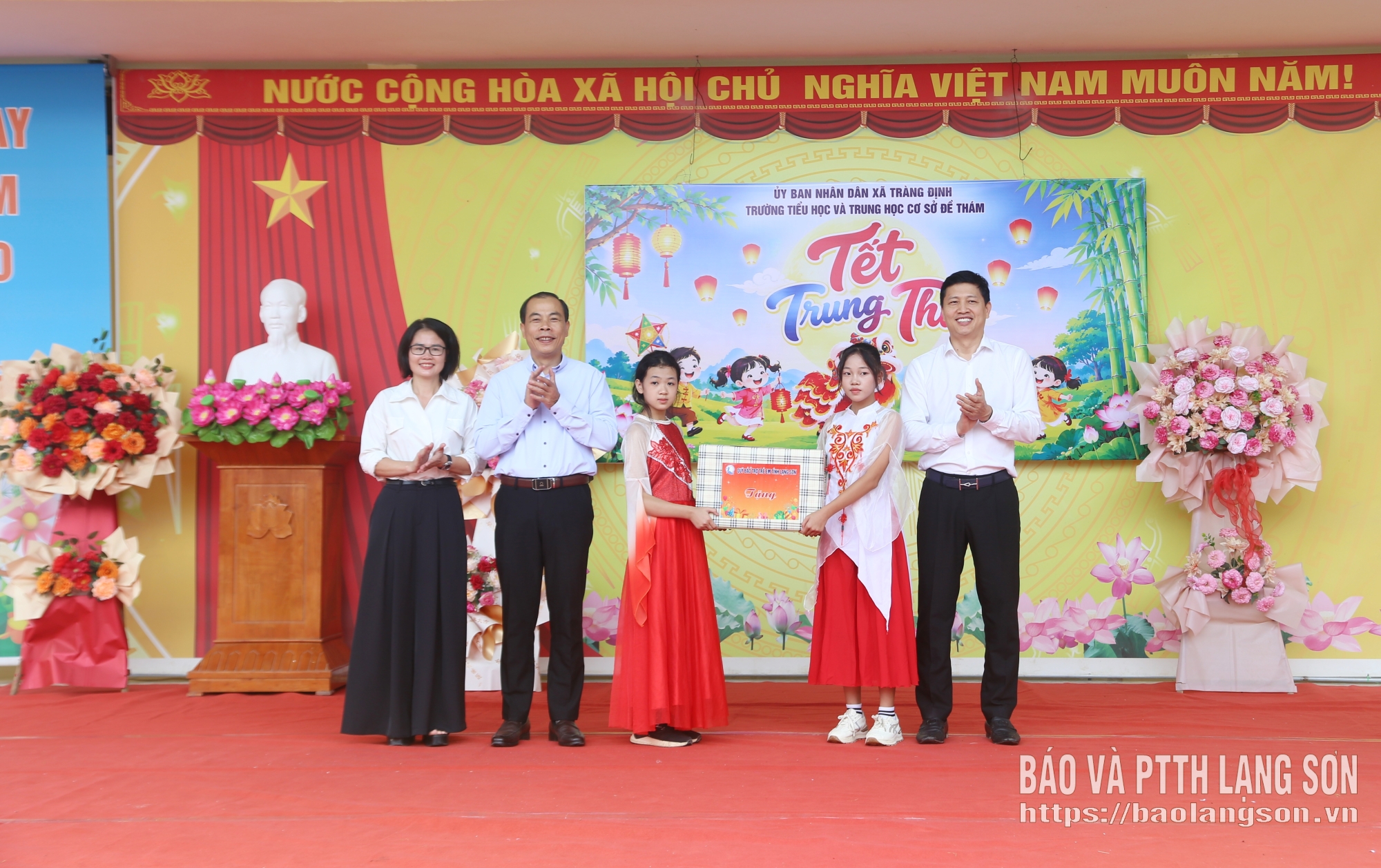 Đồng chí Phó Bí thư Tỉnh ủy và lãnh đạo Sở Giáo dục và Đào tạo trao quà Quỹ Bảo trợ trẻ em tỉnh Lạng Sơn cho đại diện học sinh nhà trường