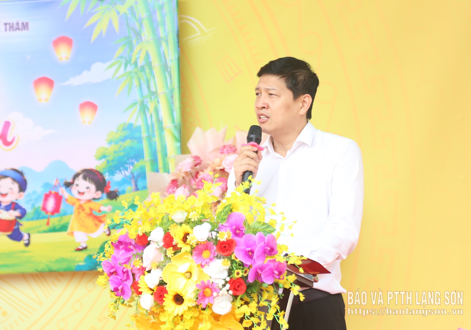 Đồng chí Vũ Hoàng Anh, Phó Bí thư Tỉnh ủy, Chủ tịch Ủy ban MTTQ Việt Nam tỉnh phát biểu tại buổi tặng quà và dự Tết Trung thu
