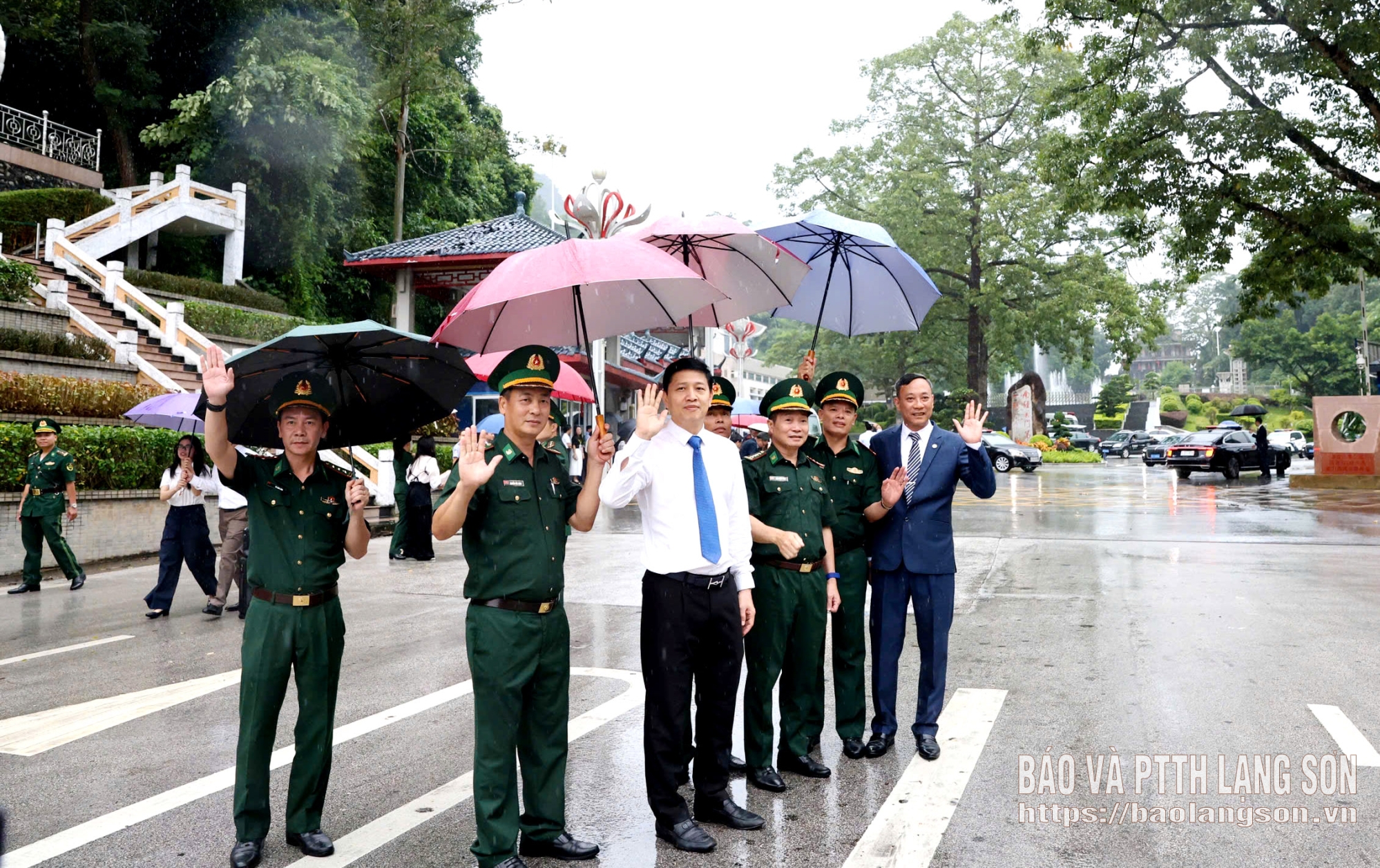 Đồng chí Vũ Hoàng Anh, Phó Bí thư Tỉnh ủy, Chủ tịch UBMTTQ Việt Nam tỉnh và lãnh đạo các cơ quan, đơn vị của tỉnh chia tay Đoàn công tác của Chính phủ