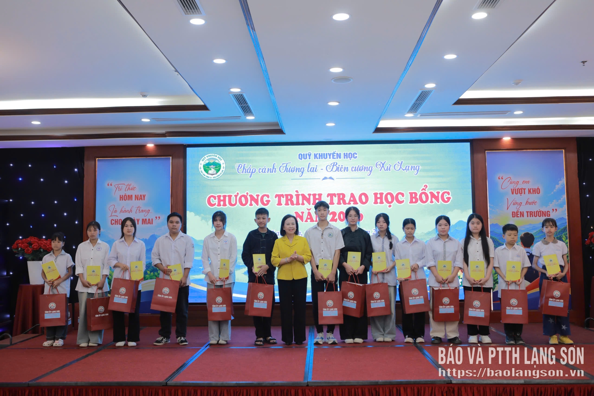 Đồng chí Đoàn Thị Hậu, Phó Bí thư Thường trực Tỉnh uỷ, Chủ tịch HĐND tỉnh trao học bổng cho học sinh