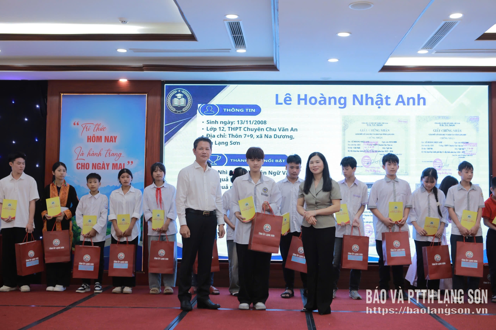 Đồng chí Phó Chủ tịch UBND tỉnh và đại diện Công ty Cổ phần Lizen trao học bổng cho học sinh