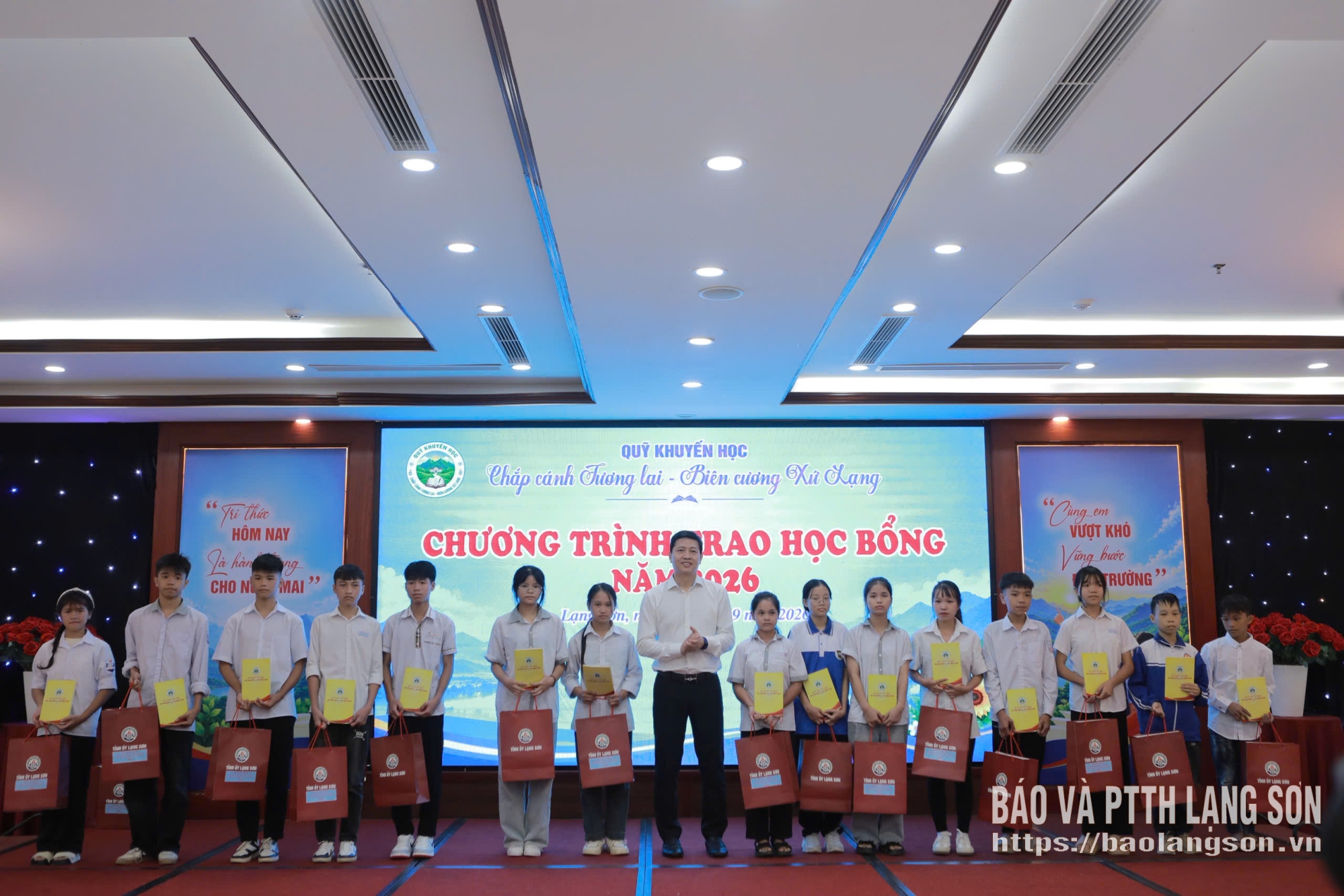 Đồng chí Vũ Hoàng Anh, Phó Bí thư Tỉnh ủy, Chủ tịch Ủy ban MTTQ Việt Nam tỉnh Lạng Sơn trao học bổng cho học sinh