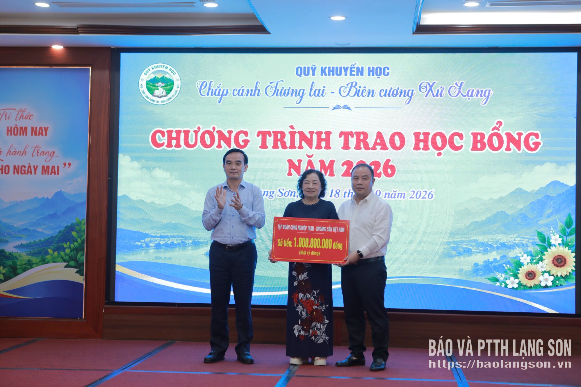 Đại diện Tập đoàn Công nghiệp Than - Khoáng sản Việt Nam trao biểu trưng kinh phí cho đại diện Quỹ Khuyến học “Chắp cánh Tương lai – Biên cương Xứ Lạng”