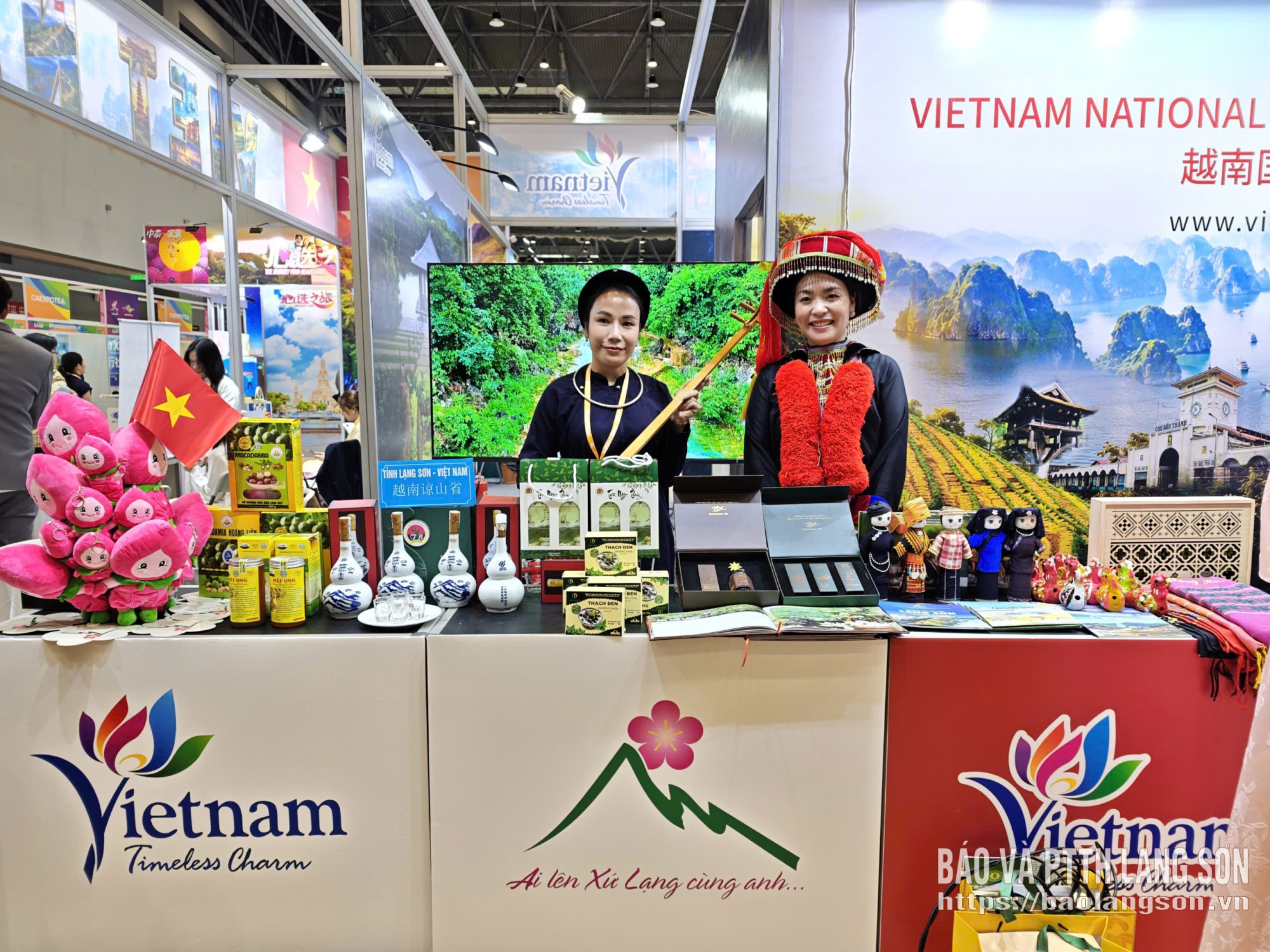 Giang trưng bày của tỉnh Lạng Sơn tại sự kiện