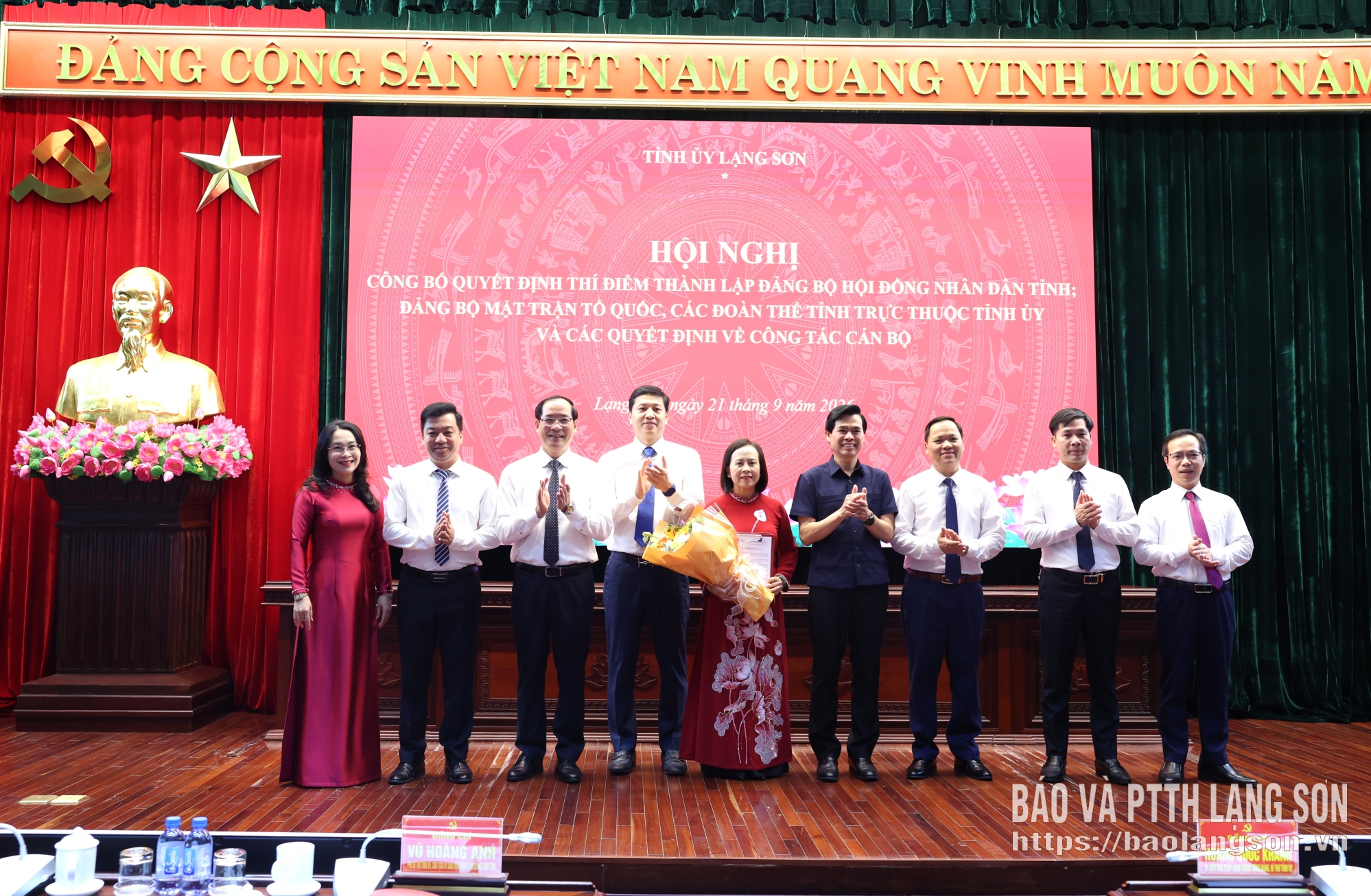 Đồng chí Hoàng Quốc Khánh, Ủy viên Trung ương Đảng, Bí thư Tỉnh ủy và đồng chí Vũ Hoàng Anh, Phó Bí thư Tỉnh ủy, Chủ tịch Ủy ban MTTQ Việt Nam tỉnh trao quyết định và tặng hoa chúc mừng Đảng bộ HĐND tỉnh
