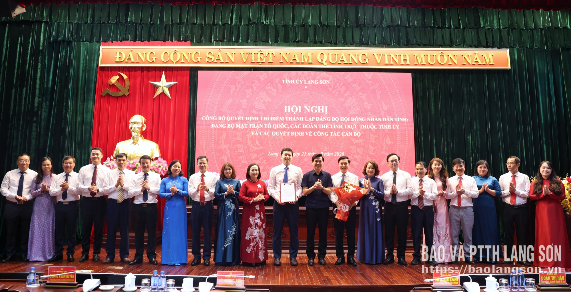 Đồng chí Hoàng Quốc Khánh, Ủy viên Trung ương Đảng, Bí thư Tỉnh ủy và đồng chí Đoàn Thị Hậu, Phó Bí thư Tỉnh ủy, Chủ tịch HĐND tỉnh trao quyết định và tặng hoa chúc mừng Đảng bộ MTTQ, các đoàn thể tỉnh