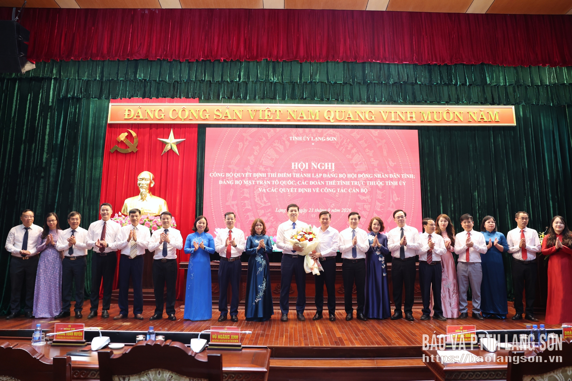 Đồng chí Đinh Hữu Học, Ủy viên Ban Thường vụ Tỉnh ủy, Phó Chủ tịch Thường trực UBND tỉnh, Phó Bí thư Đảng ủy UBND tỉnh tặng hoa chúc mừng Ban Chấp hành Đảng bộ MTTQ, các đoàn thể tỉnh