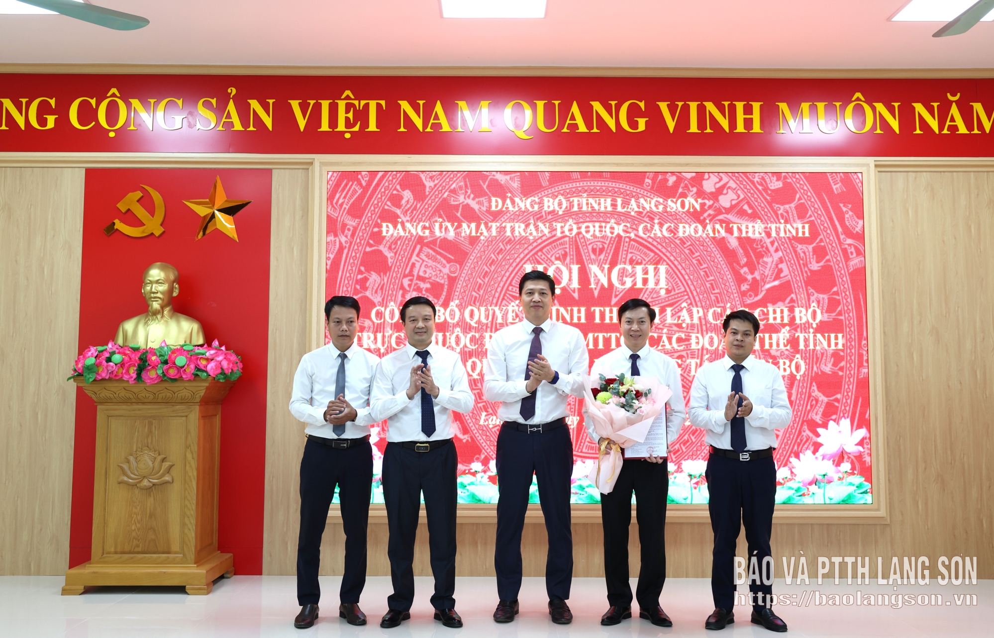 Đồng chí Vũ Hoàng Anh, Phó Bí thư Tỉnh ủy, Bí thư Đảng ủy MTTQ, các đoàn thể tỉnh, Chủ tịch Ủy ban MTTQ Việt Nam tỉnh trao quyết định và tặng hoa chúc mừng Chi bộ Cơ quan Ủy ban MTTQ Việt Nam tỉnh