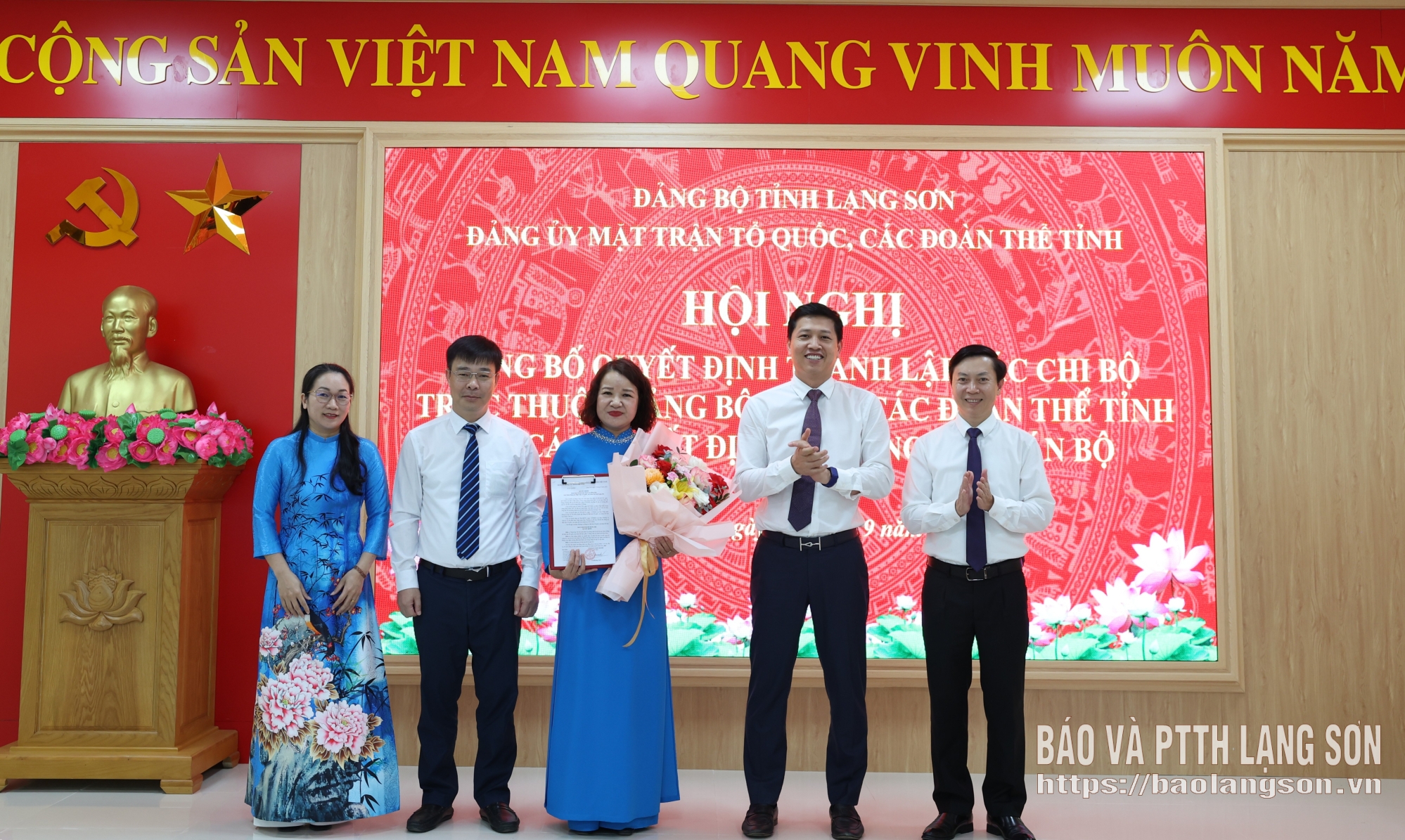 Đồng chí Vũ Hoàng Anh, Phó Bí thư Tỉnh ủy, Bí thư Đảng ủy MTTQ, các đoàn thể tỉnh, Chủ tịch Ủy ban MTTQ Việt Nam tỉnh và đồng chí Nguyễn Hoàng Tùng, Phó Bí thư Thường trực Đảng ủy, Phó Chủ tịch Thường trực Ủy ban MTTQ Việt Nam tỉnh trao quyết định và tặng hoa chúc mừng Chi bộ Liên đoàn Lao động tỉnh