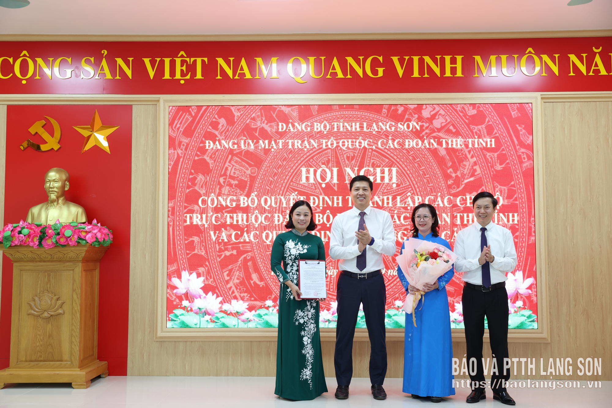 Đồng chí Vũ Hoàng Anh, Phó Bí thư Tỉnh ủy, Bí thư Đảng ủy MTTQ, các đoàn thể tỉnh, Chủ tịch Ủy ban MTTQ Việt Nam tỉnh và đồng chí Nguyễn Hoàng Tùng, Phó Bí thư Thường trực Đảng ủy, Phó Chủ tịch Thường trực Ủy ban MTTQ Việt Nam tỉnh trao quyết định và tặng hoa chúc mừng Chi bộ Hội Liên hiệp phụ nữ tỉnh