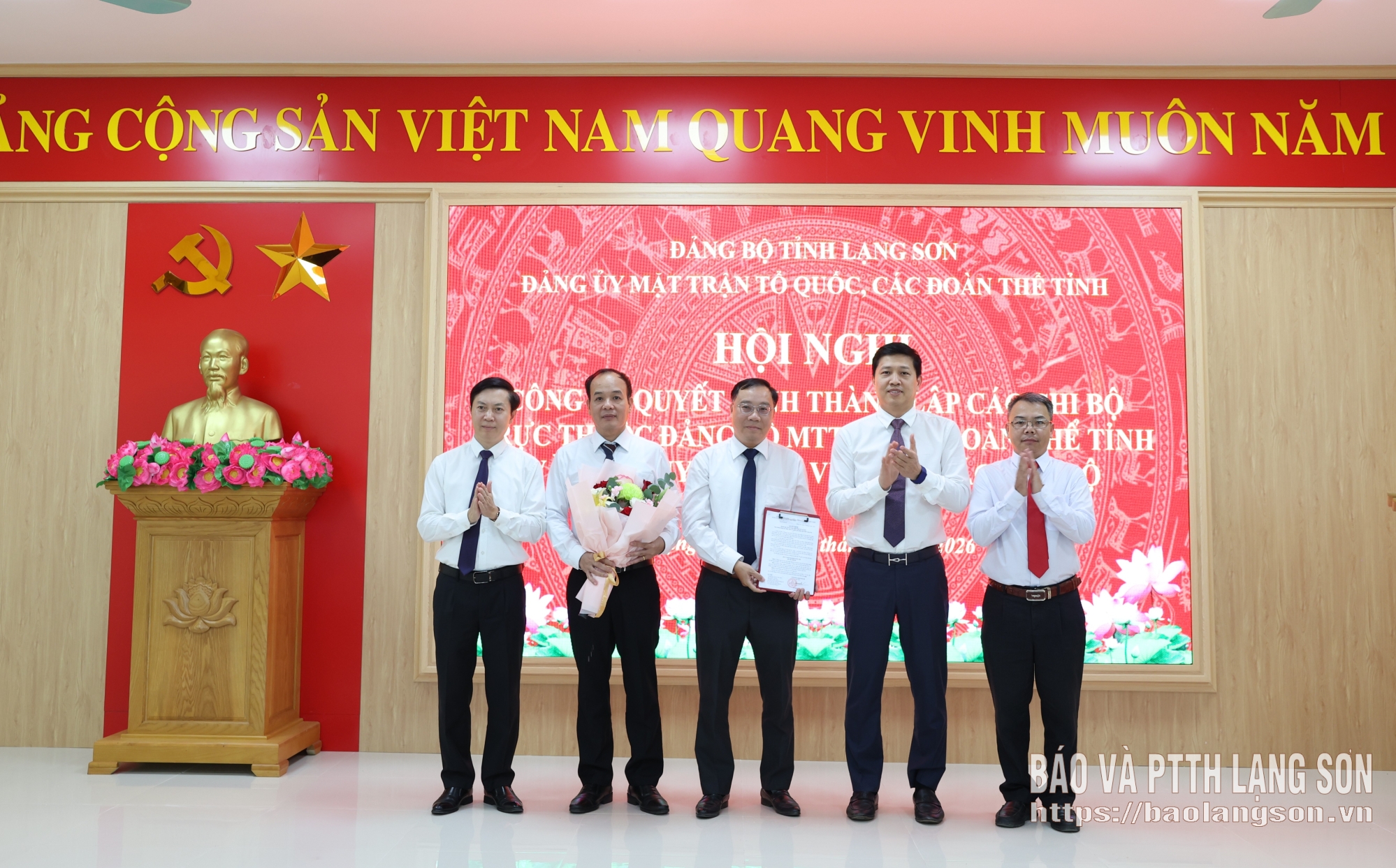 Đồng chí Vũ Hoàng Anh, Phó Bí thư Tỉnh ủy, Bí thư Đảng ủy MTTQ, các đoàn thể tỉnh, Chủ tịch Ủy ban MTTQ Việt Nam tỉnh và đồng chí Nguyễn Hoàng Tùng, Phó Bí thư Thường trực Đảng ủy, Phó Chủ tịch Thường trực Ủy ban MTTQ Việt Nam tỉnh trao quyết định và tặng hoa chúc mừng Chi bộ Liên minh Hợp tác xã