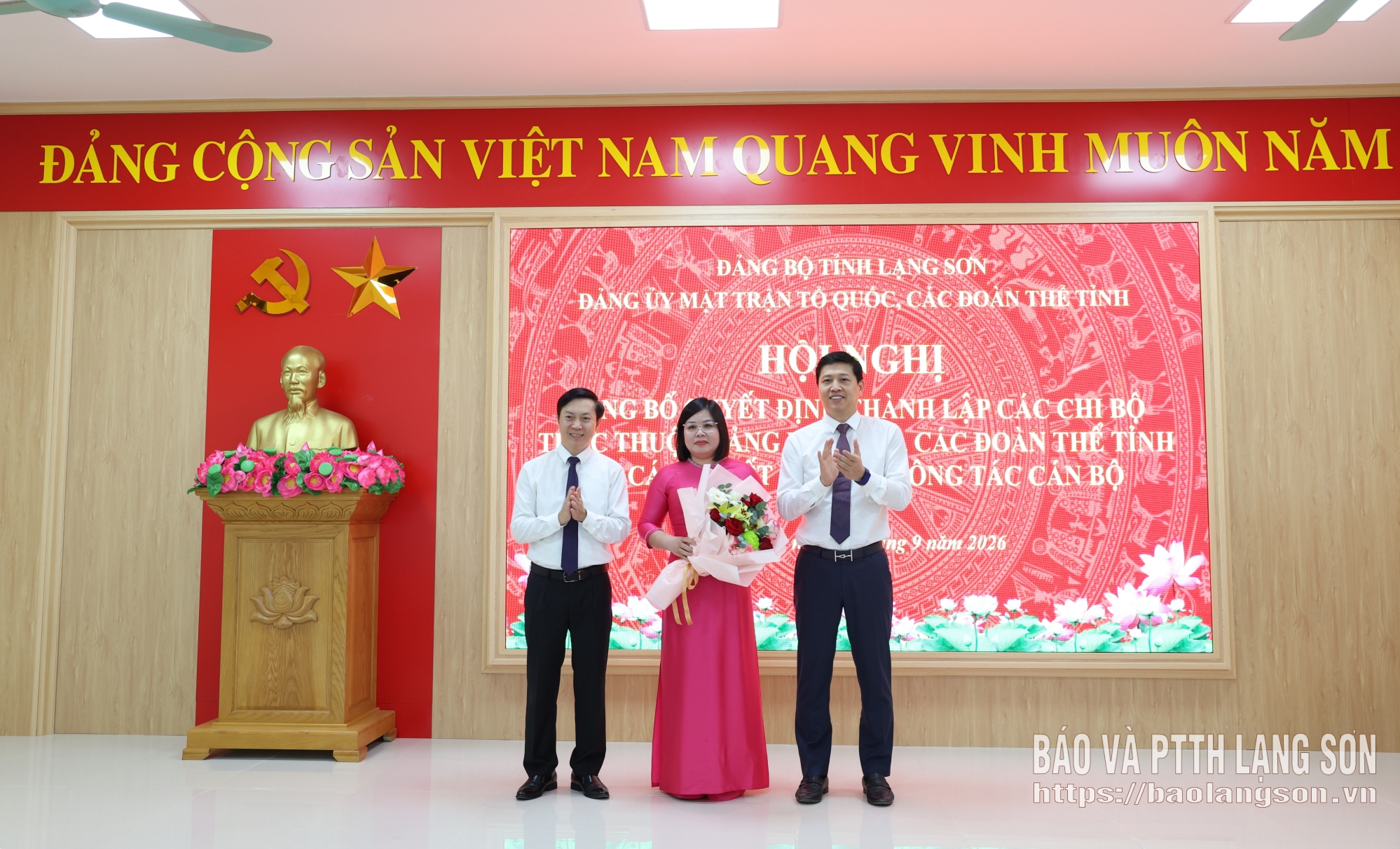 Đồng chí Vũ Hoàng Anh, Phó Bí thư Tỉnh ủy, Bí thư Đảng ủy MTTQ, các đoàn thể tỉnh, Chủ tịch Ủy ban MTTQ Việt Nam tỉnh và đồng chí Nguyễn Hoàng Tùng, Phó Bí thư Thường trực Đảng ủy, Phó Chủ tịch Thường trực Ủy ban MTTQ Việt Nam tỉnh trao quyết định và tặng hoa chúc mừng Chi bộ Hội Nhà báo tỉnh