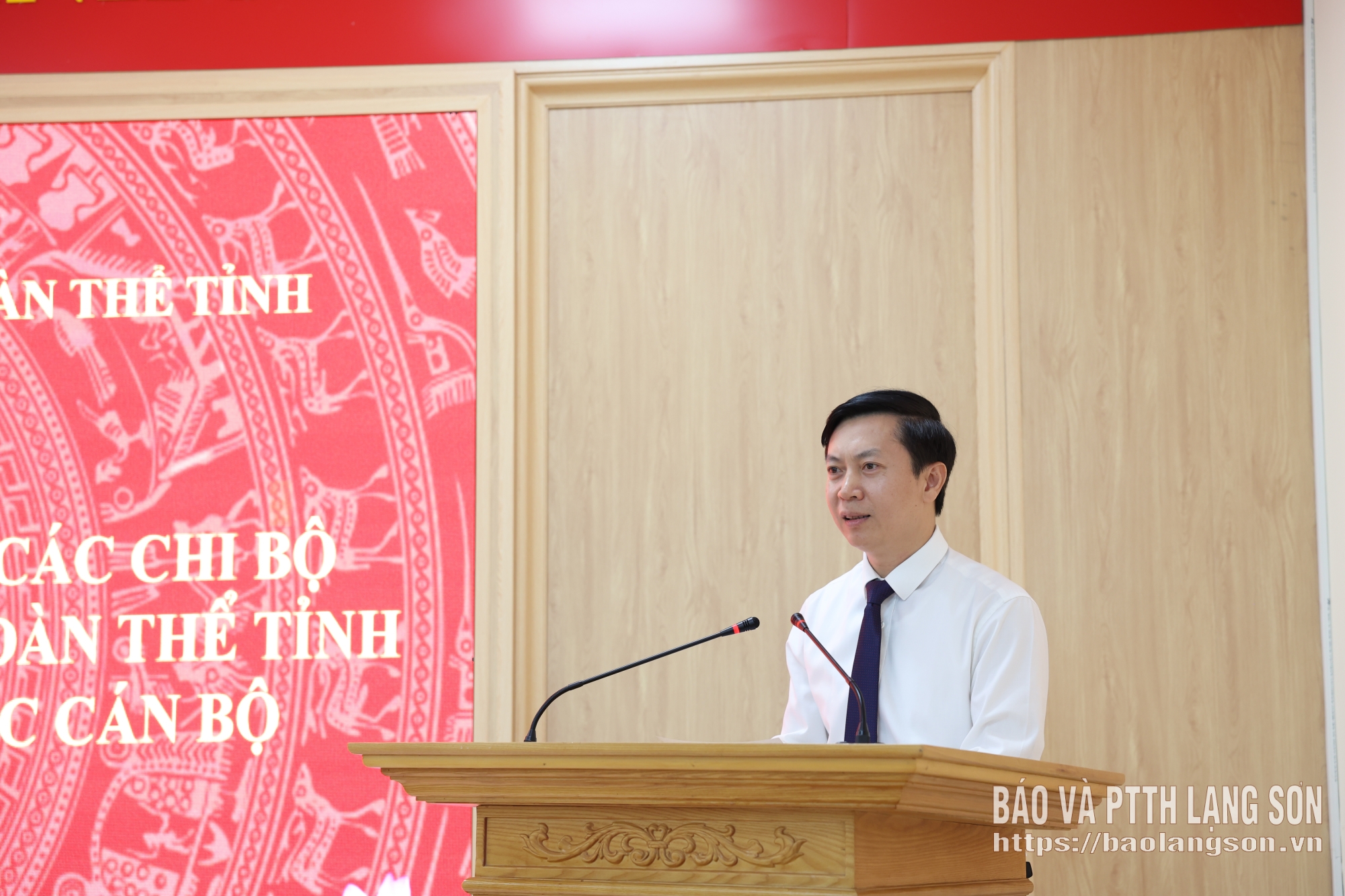 Đồng chí Nguyễn Hoàng Tùng, Phó Bí thư Thường trực Đảng ủy, Bí thư Chi bộ Cơ quan Ủy ban MTTQ Việt Nam tỉnh phát biểu nhận nhiệm vụ