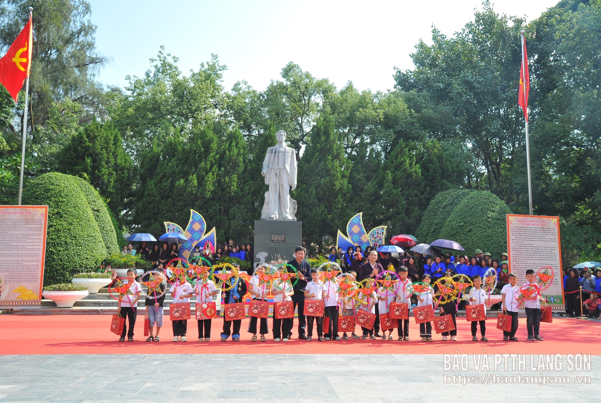 Ban Tổ chức hội Háng Pỉnh năm 2025 tặng bánh, đèn ông sao truyền thống cho các em học sinh tiêu biểu có hoàn cảnh khó khăn của Trường Tiểu học Chi Lăng, phường Lương Văn Tri