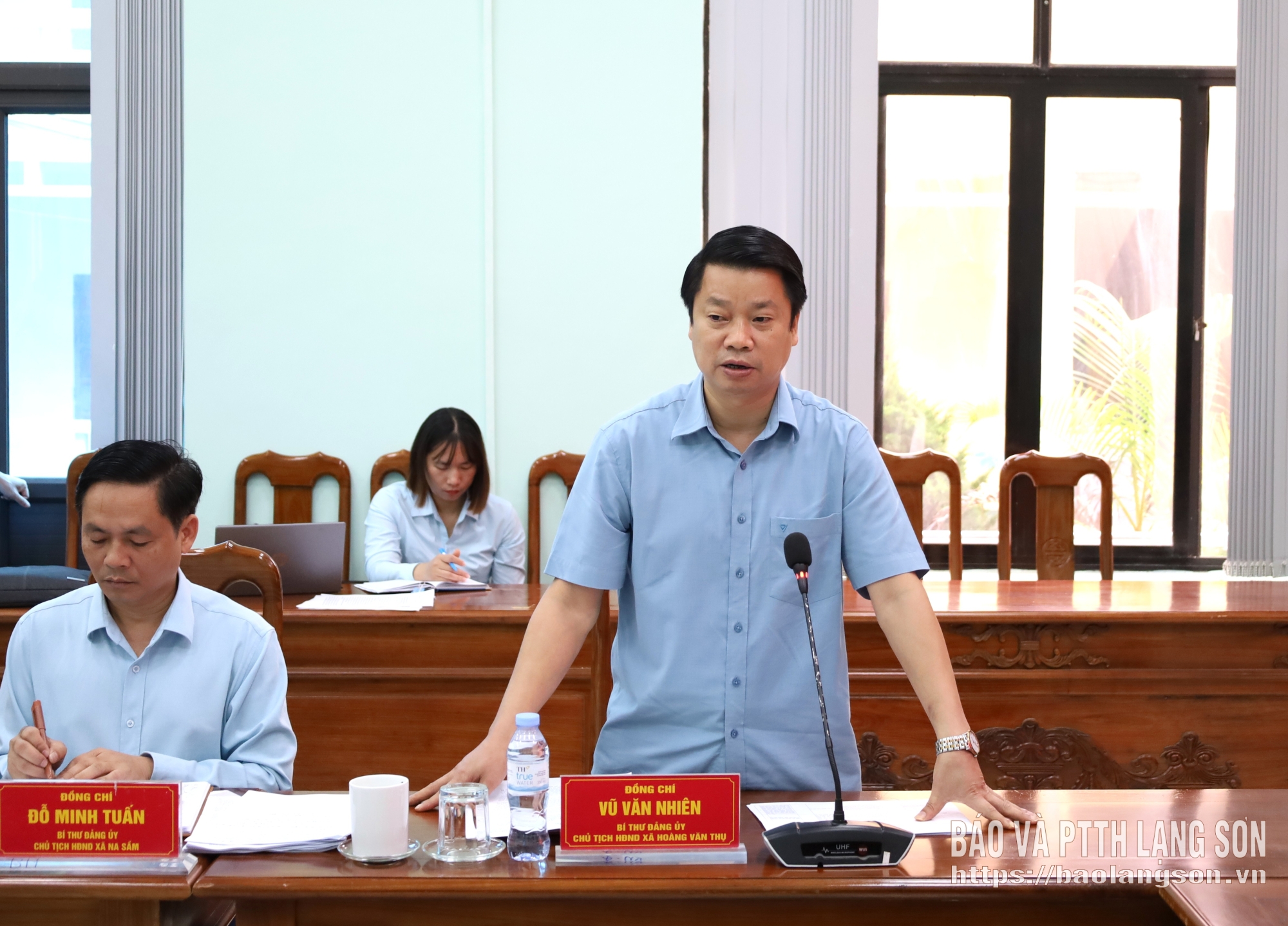 Bí thư Đảng ủy xã Hoàng Văn Thụ báo cáo tại buổi làm việc