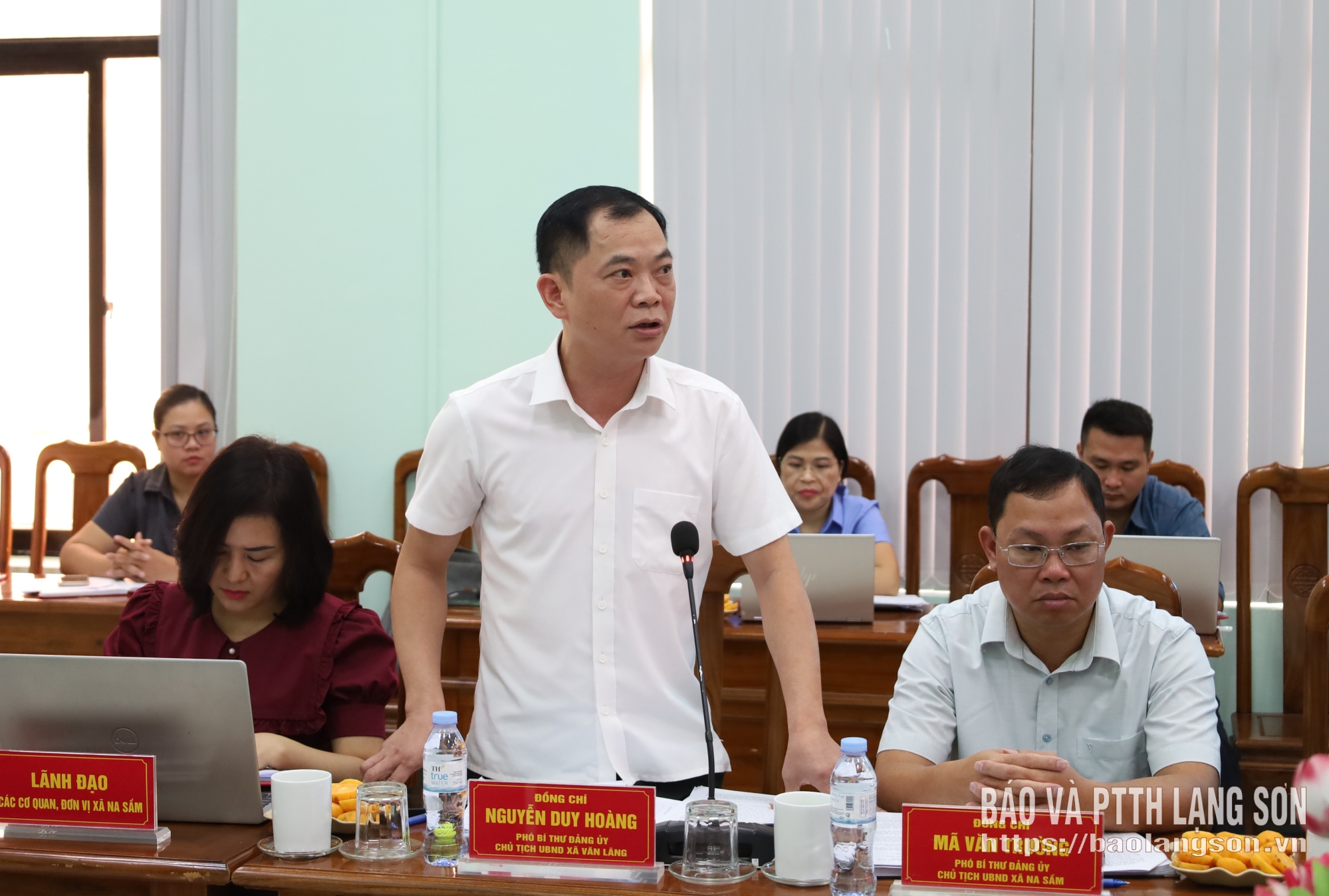 Lãnh đạo UBND xã Văn Lãng làm rõ một số nội dung trong chương trình làm việc