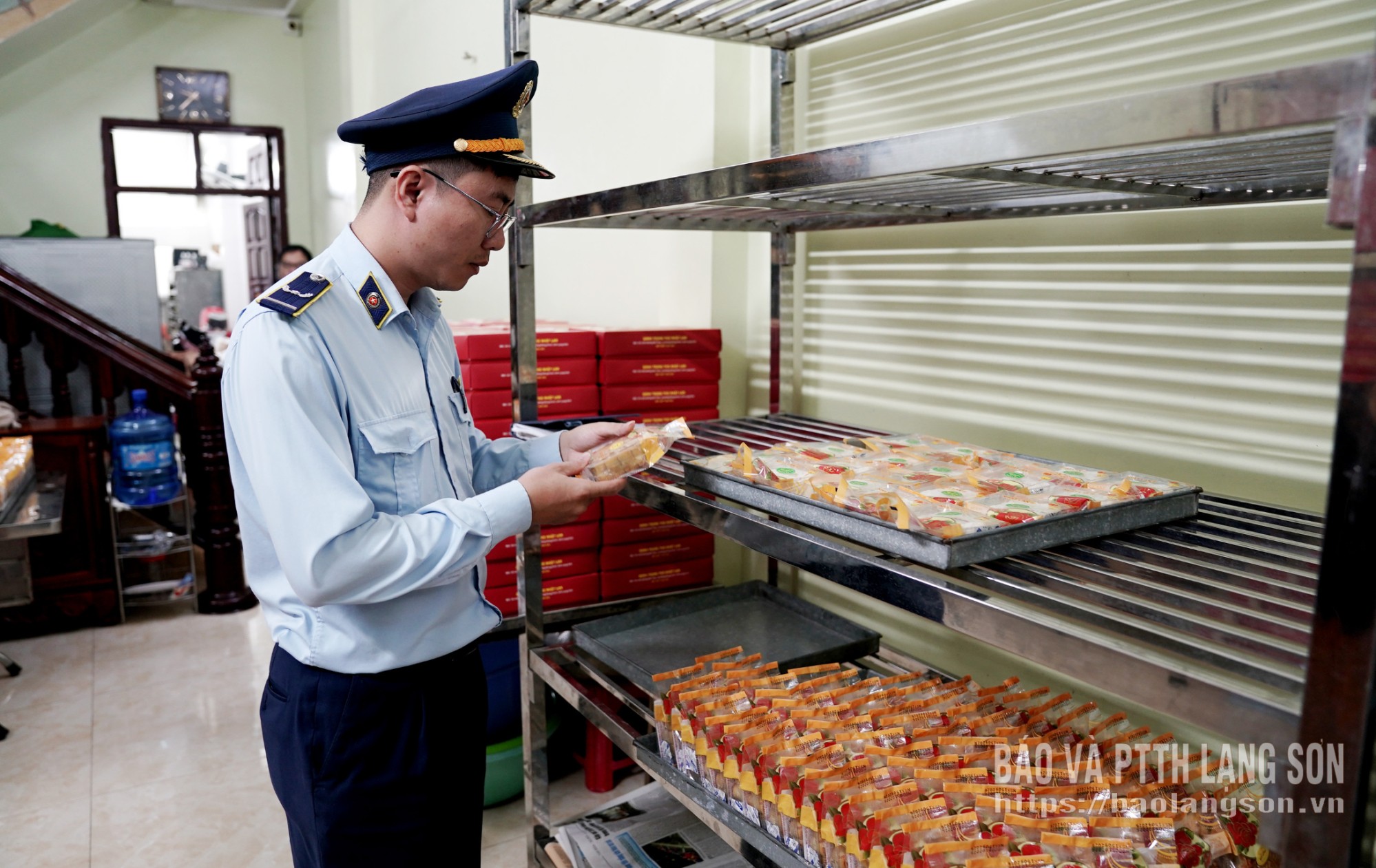 Lực lượng QLTT kiểm tra bánh trung thu tại cơ sở sản xuất bánh trung thu trên địa bàn phường Đông Kinh