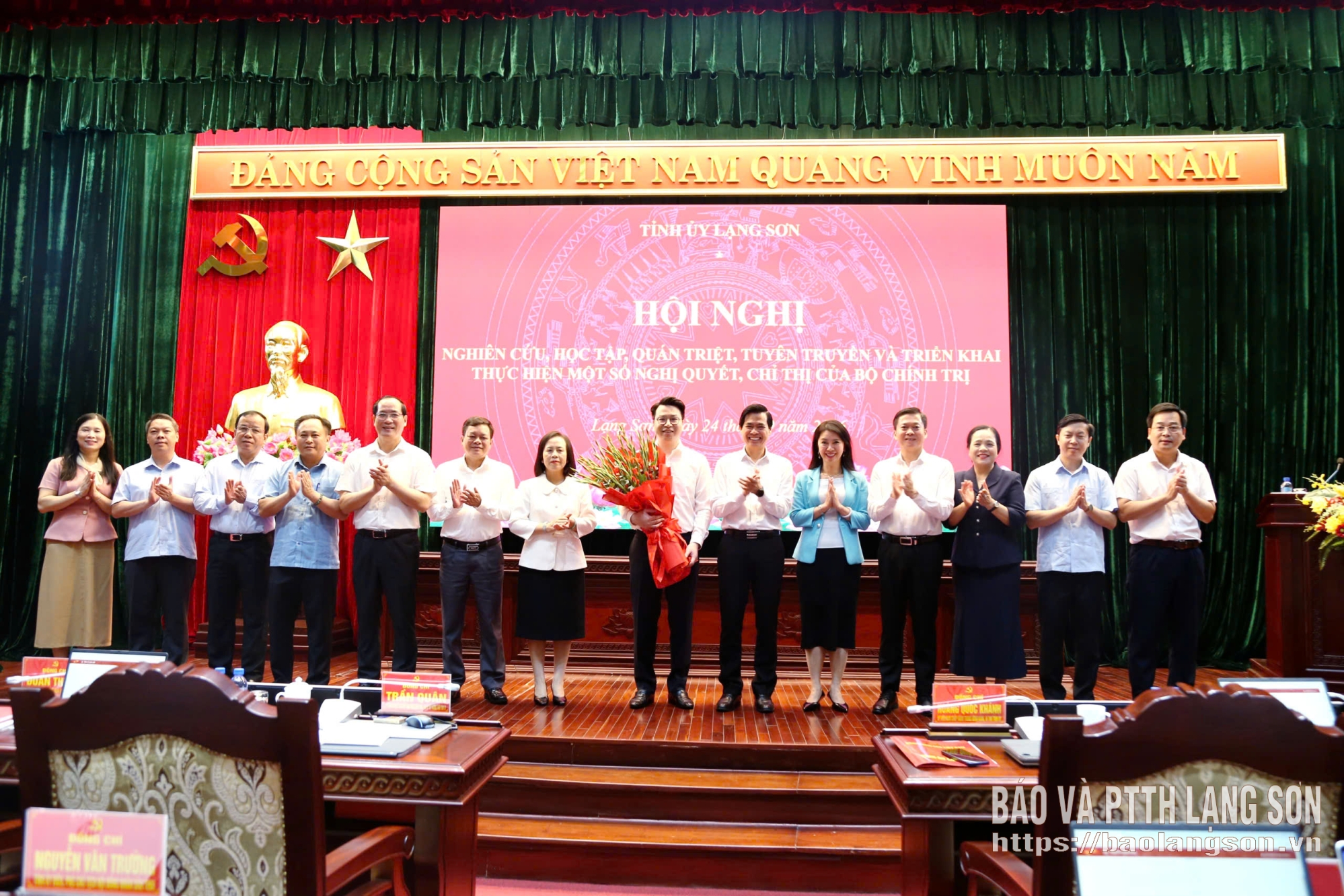Tập thể Ban Thường vụ Tỉnh ủy và lãnh đạo tỉnh tặng hoa chúc mừng đồng chí Trần Quân, Ủy viên dự khuyết Trung ương Đảng, Phó Bí thư Thường trực Tỉnh ủy