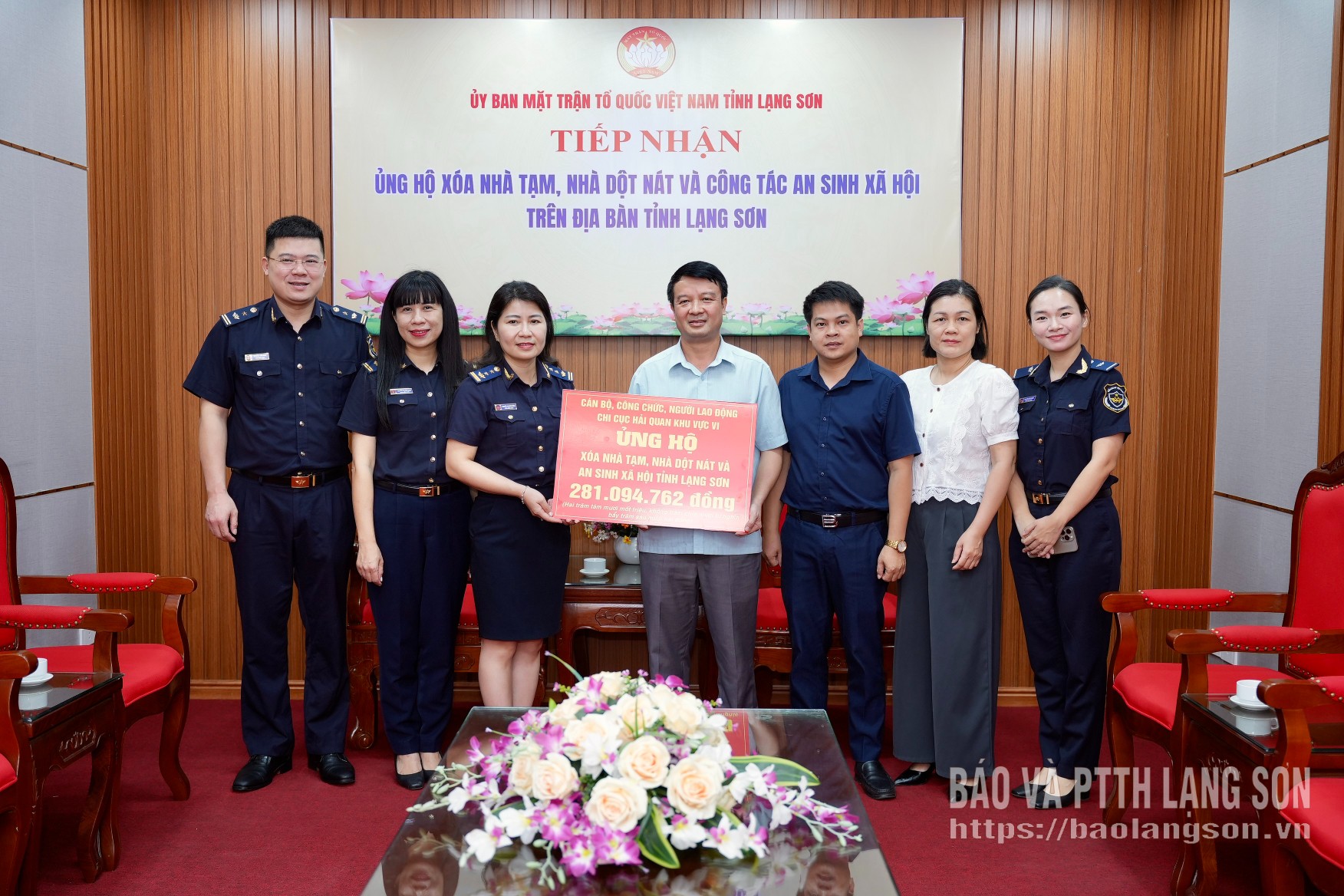 Đoàn công tác của Chi cục Hải quan khu vực VI trao kinh phí tại Ủy ban MTTQ Việt Nam tỉnh