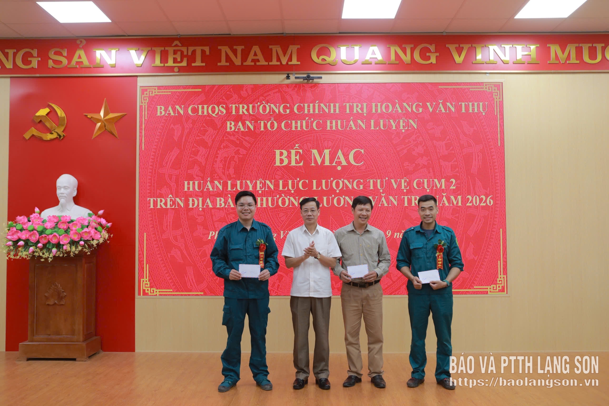 Lãnh đạo Uỷ Ban MTTQ Việt Nam tỉnh khen thưởng cho các chiến sĩ đạt thành tích bắn đạn giỏi