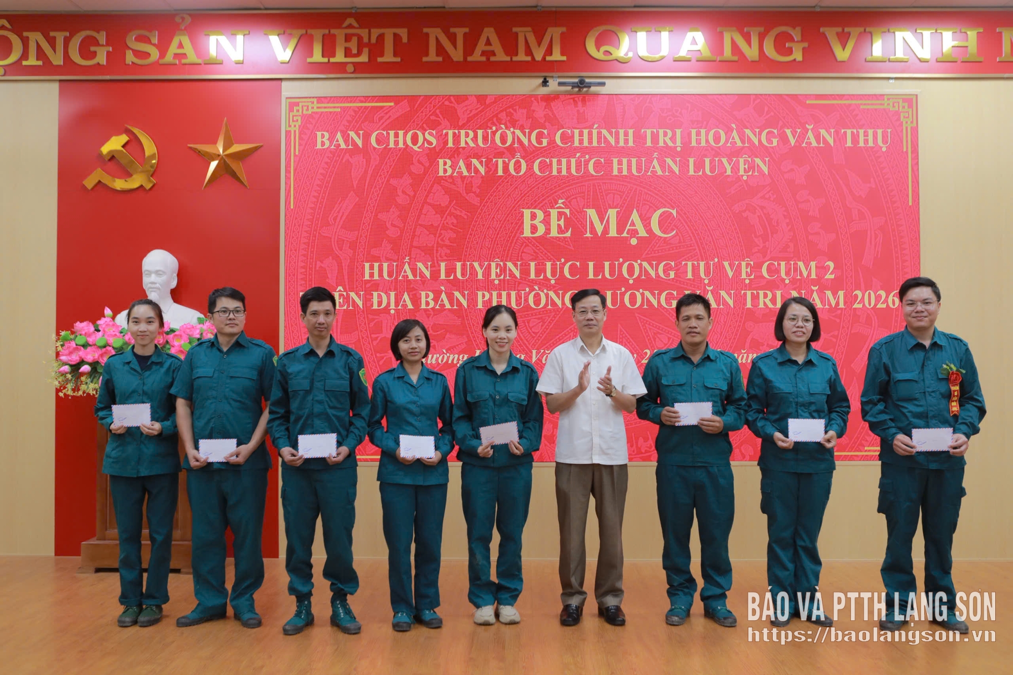 Lãnh đạo Uỷ Ban MTTQ Việt Nam tỉnh khen thưởng các đồng chí có thành tích huấn luyện xuất sắc