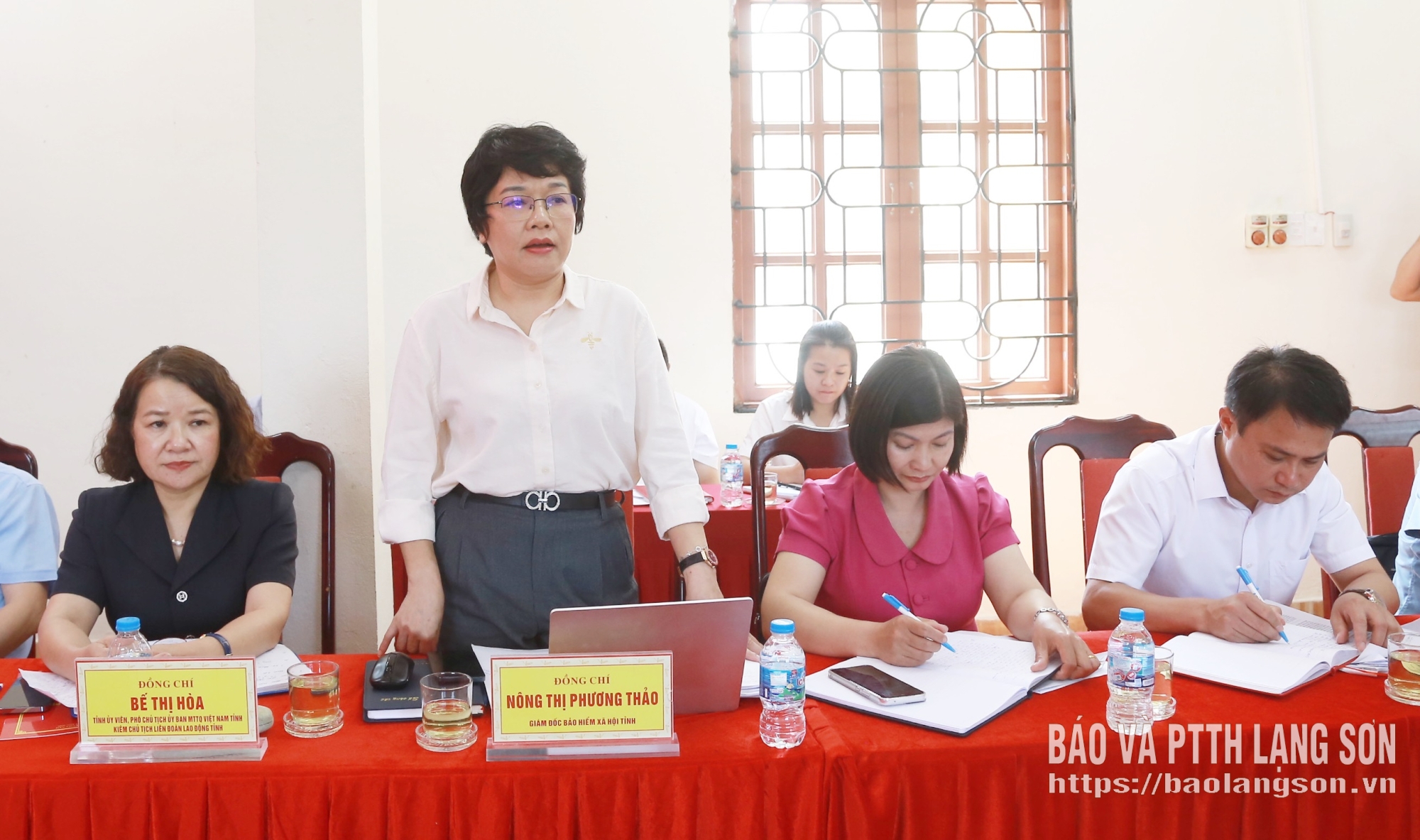 Giám đốc Bảo hiểm xã hội tỉnh - thành viên Tổ công tác phát biểu thảo luận tại buổi làm việc