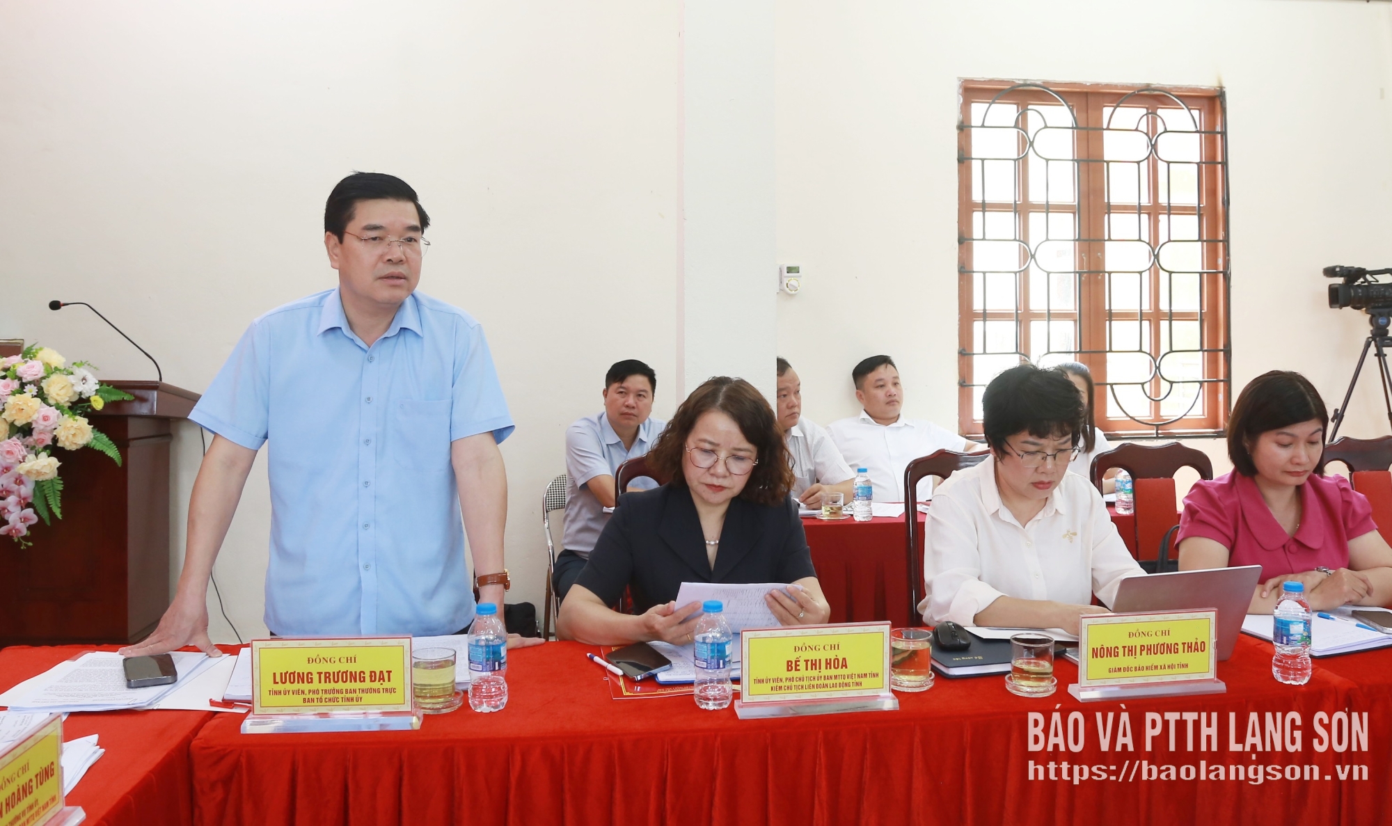 Đồng chí Lương Trương Đạt, Tỉnh ủy viên, Phó Trưởng ban Thường trực Ban Tổ chức Tỉnh ủy, Tổ phó Tổ công tác phát biểu thảo luận, trao đổi các nội dung tại buổi làm việc