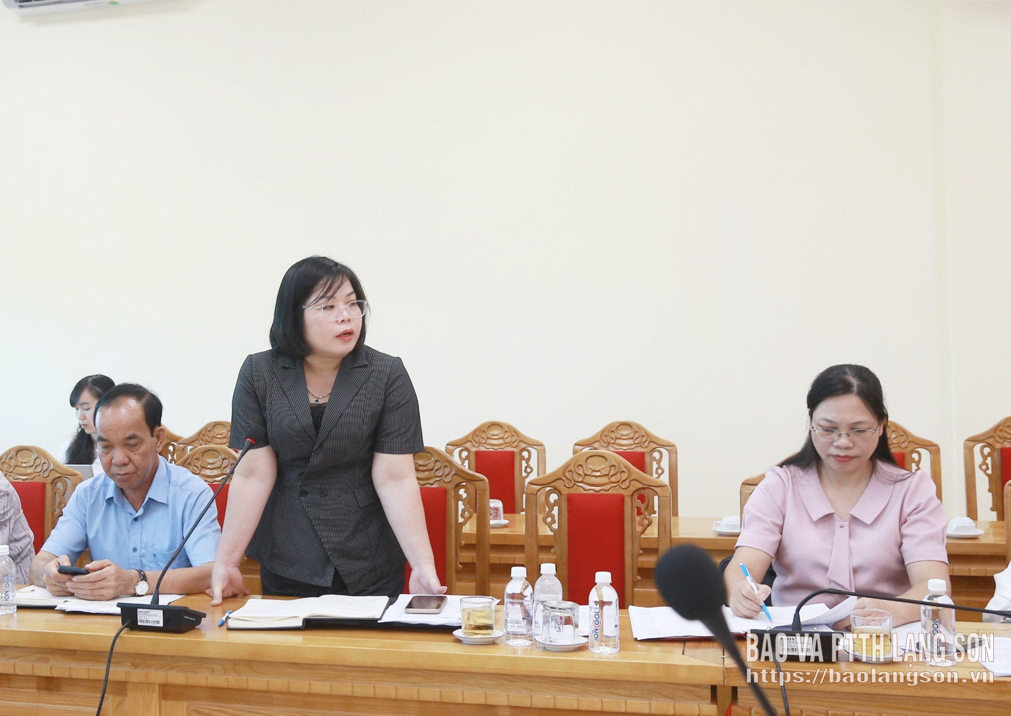 Phó Chủ tịch Thường trực Hội Nhà báo tỉnh báo cáo hoạt động của tổ chức hội và kiến nghị các nội dung tại chương trình làm việc