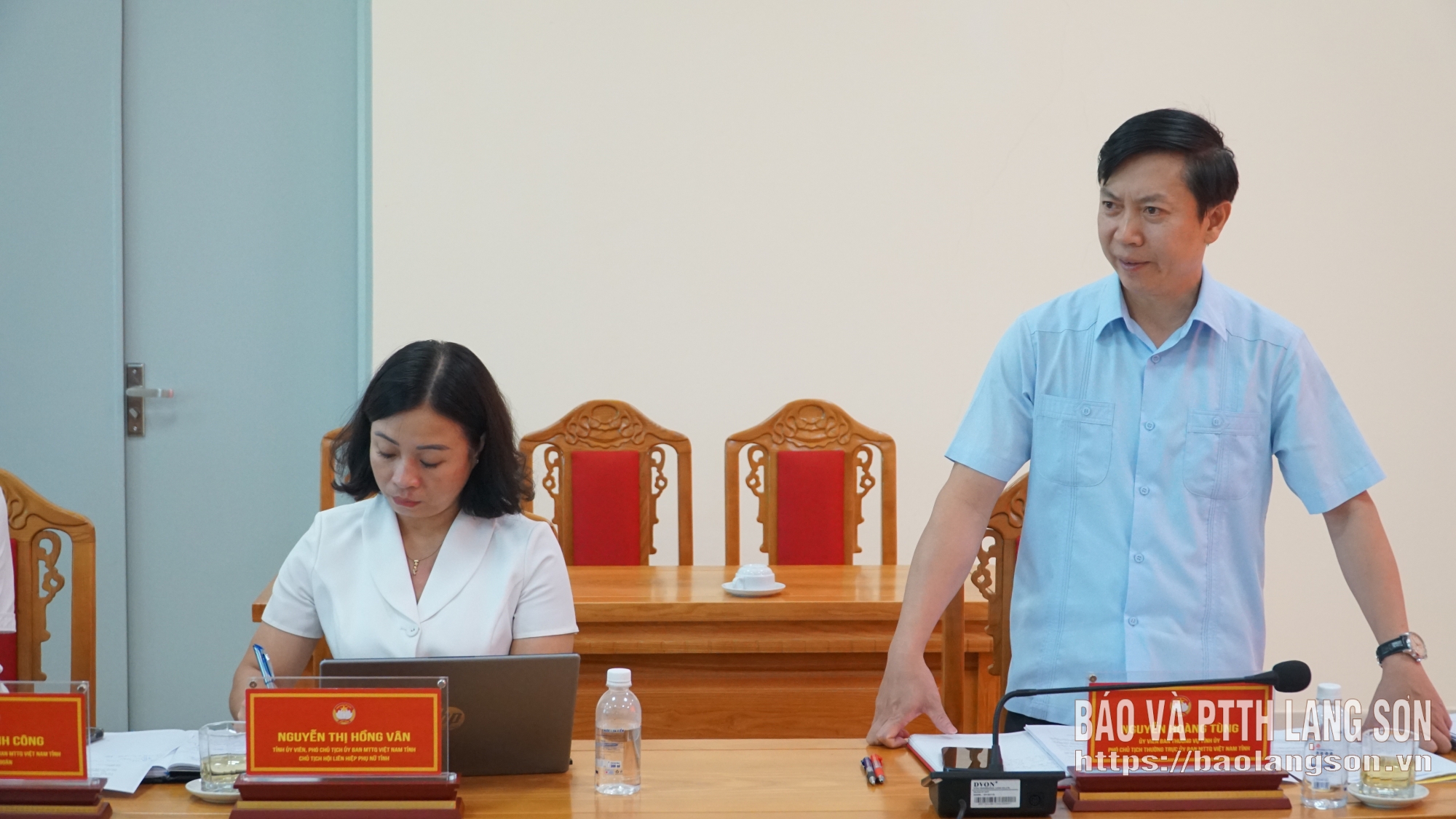 Đồng chí Nguyễn Hoàng Tùng, Ủy viên Ban Thường vụ Tỉnh ủy, Phó Bí thư Thường trực Đảng ủy, Phó Chủ tịch Thường trực Ủy ban MTTQ Việt Nam tỉnh dự cuộc họp
