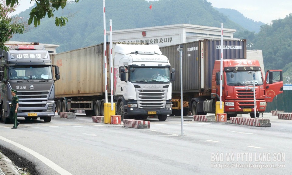 Trên 8.900 phương tiện thông quan qua cửa khẩu dịp lễ 2/9