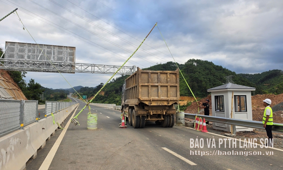 Cảnh b&aacute;o nguy hiểm khi người d&acirc;n đi v&agrave;o cao tốc đang thi c&ocirc;ng