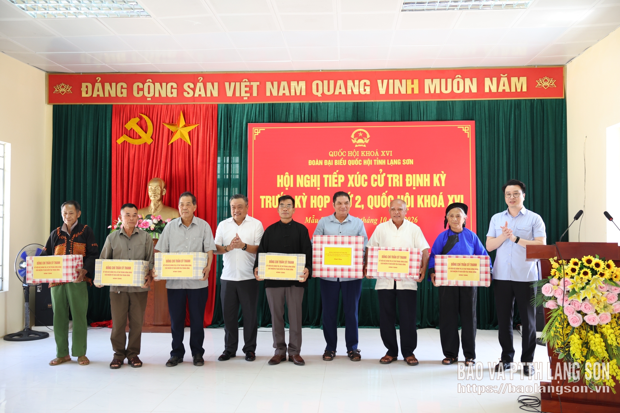 Đồng chí Chủ nhiệm Ủy ban Kiểm tra Trung ương và đồng chí Phó Bí thư Thường trực Tỉnh ủy tặng quà đại diện hội người cao tuổi 7 xã dự hội nghị tiếp xúc cử tri