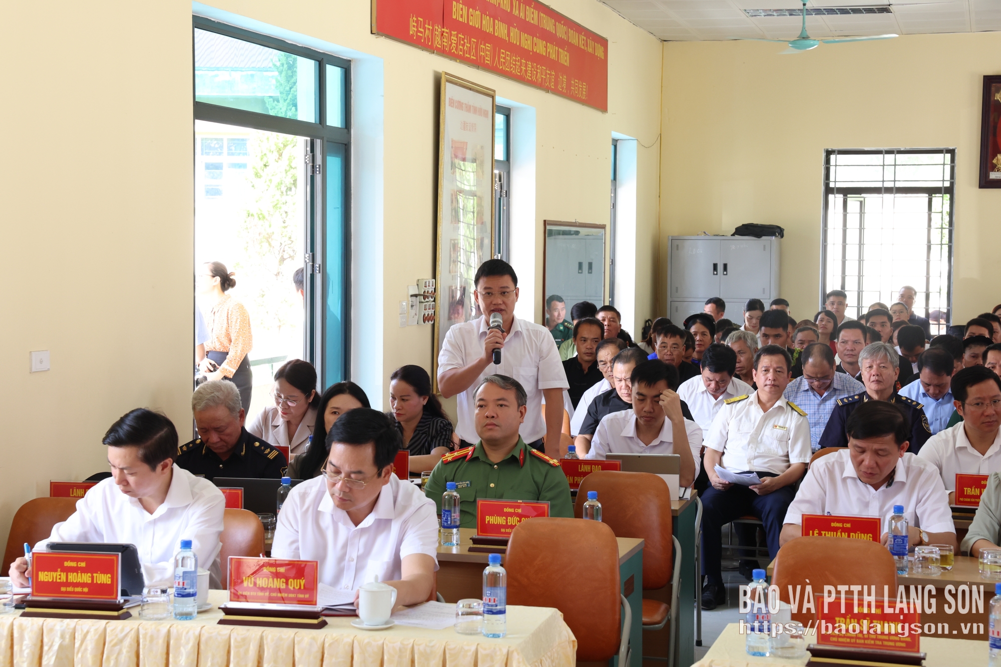 Cử tri phát biểu ý kiến tại hội nghị